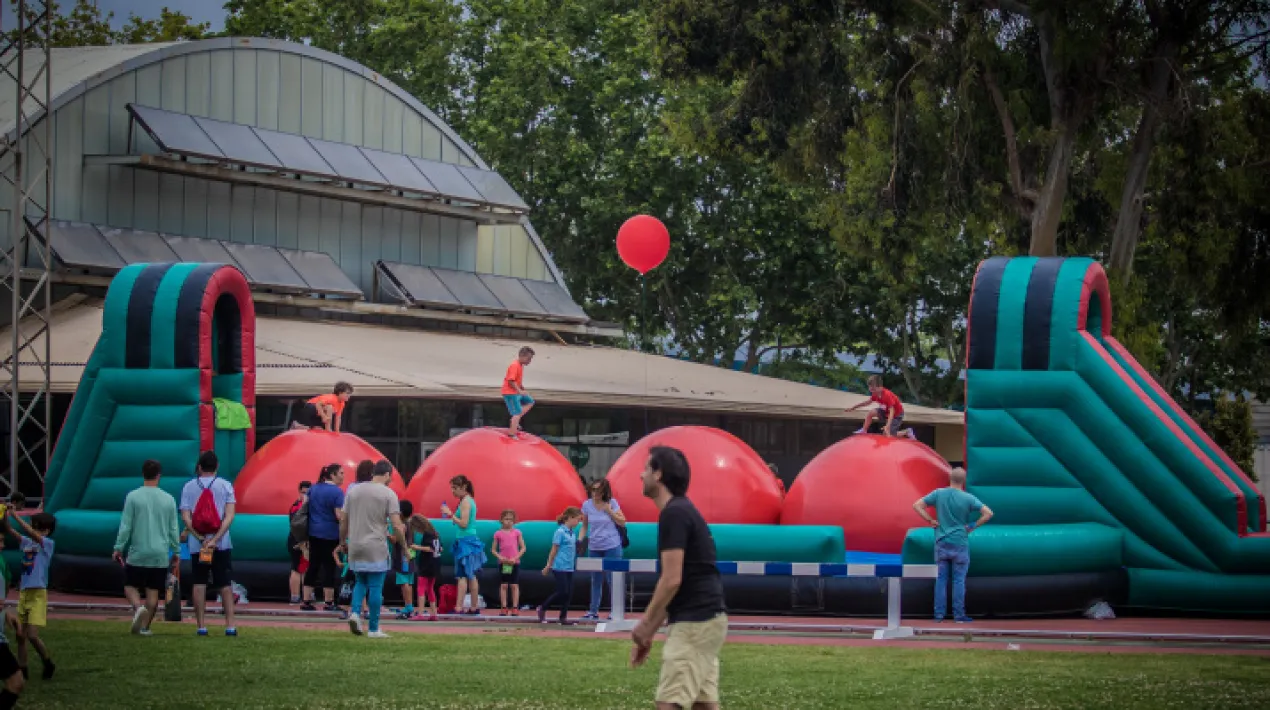 Jornada lúdico esportiva amb activitats diverses per infants i joves que han participat als Jocs Esportiu Escolars durant la temporada 2021-2022.Veure més