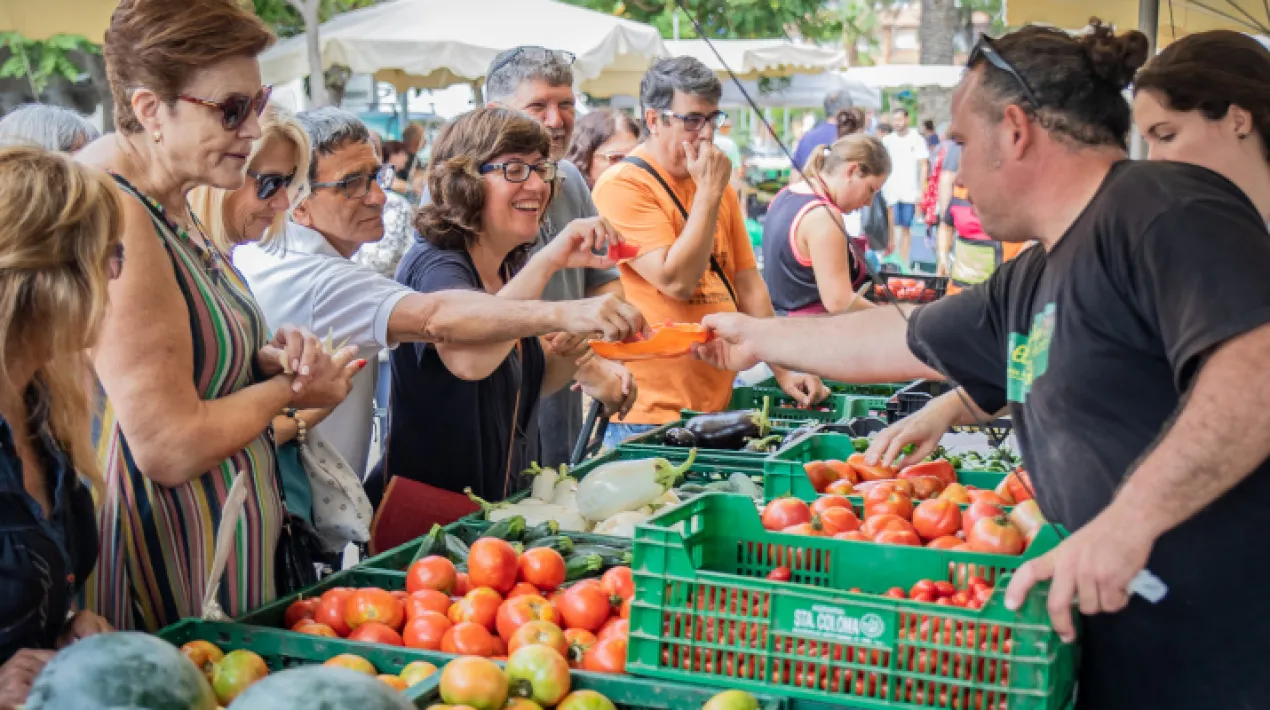 Un mercat setmanal, on tots els dissabtes de 8 a 14h, a la Plaça de Pau Casals trobarem els millors productes frescos del Parc Agrari. És una iniciativa promoguda per pagesos del municipi i de la Comarca que compta amb el suport de l’Ajuntament del Prat de Llobregat i del Parc Agrari del Baix Llobregat.  Al Mercat de Pagès podreu trobar fruites i verdures fresques, de qualitat i de proximitat, algunes d’elles de producció ecològica, i totes amb el segell de qualitat Producte FRESC del Parc Agrari, un distintiu que trobareu als punts de venda de productes que es cultiven en l’àmbit del Parc Agrari del Baix Llobregat, i que excel·leixen per la seva frescor, qualitat i origen, així com per haver estat produïts amb el saber fer de la pagesia de la comarca.Veure més