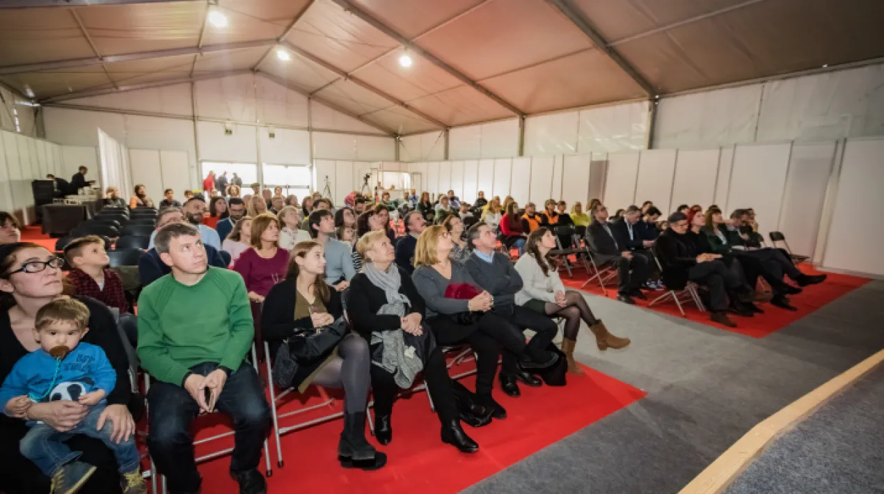 Lliurament dels premis als guanyadors del 15&egrave; Concurs d'Aparadors, lliurament d'acreditacions 