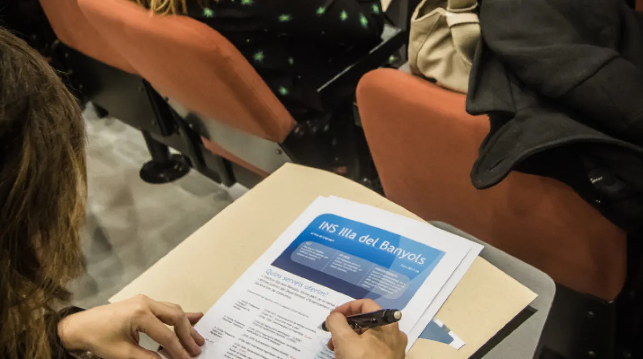  Els instituts de FP del Prat, l’Institut Illa dels Banyols i l’Institut Les Salines, celebren des de dilluns fins aquest divendres les seves Jornades Tècniques. L’objectiu general de les jornades és millorar i enfortir la connexió entre la formació i el mercat laboral, punt que és de gran importància per a la millora de la formació de l’alumnat i l’actualització de les metodologies i tècniques del professorat. Així, s’organitzen ponències de la mà d’empreses i experts de tots els sectors professionals representats als instituts. També destaquen les trobades amb exalumnes, les sessions per fomentar l’emprenedoria i la inserció laboral i les visites especialitzades a empreses. Les sessions es duen a terme en un escenari molt diferent a l’aula o taller tradicional de tal manera que es poden adquirir, de forma molt motivadora, els coneixements pràctics relacionats amb l’especialitat formativa de l’alumnat. En l’actual edició, els dos instituts ofereixen un programa de 123 activitats que ajuden a completar i a enriquir el currículum de l’alumnat. Els programes els trobareu a les web dels instituts.Veure més