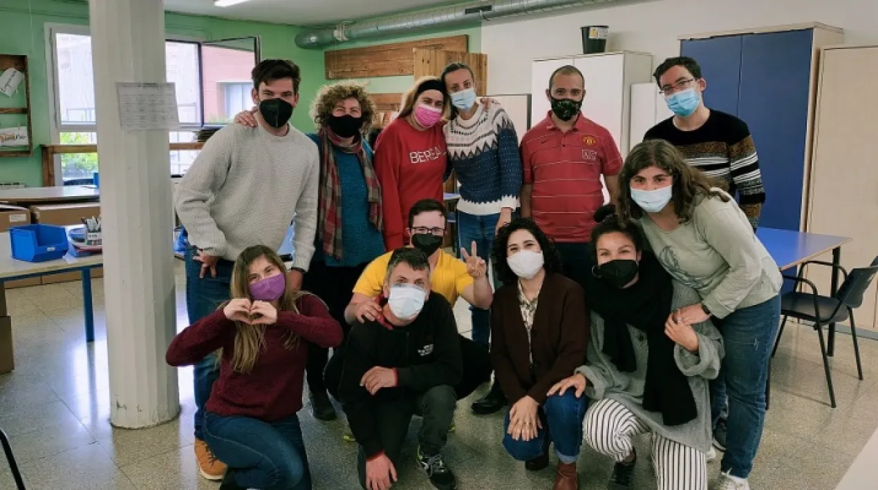  Les activitats contemplades dins del “Catàleg d’activitats i serveis educatius” del departament municipal d’Educació que es coordinen des del Servei Local d’Ocupació del Prat han conclòs a principis d'aquest mes de juny. Amb la col·laboració i participació dels centres educatius, i el suport de la Fundació Intermèdia, s’han realitzat 38 tallers, adaptats a les necessitats de cada centre educatiu i tenint en compte la demanda del mercat laboral actual i l’especialitat cursada.  Així doncs, s’han impartit 15 tallers de “Fes el teu CV”, 6 de “Prepara’t la teva entrevista!”, 11 de “Mercat de treball” i 6 sota el nom “Què cal saber abans de signar un contracte”. Més de 450 estudiants s’han beneficiat d’aquestes accions d’orientació laboral que tenen l’objectiu d’acompanyar i apropar als i les joves el mercat de treball.  El Servei Local d'Ocupació del Prat desitja que totes les persones que han participat en aquests tallers trobin el seu camí, ja sigui formatiu o laboral, i que aquests tallers els hagin servit per aprendre, conèixer-se més i millor, i entendre el complex funcionament del mercat de treball al qual, tard o d’hora, s’hauran d’incorporar. Veure més