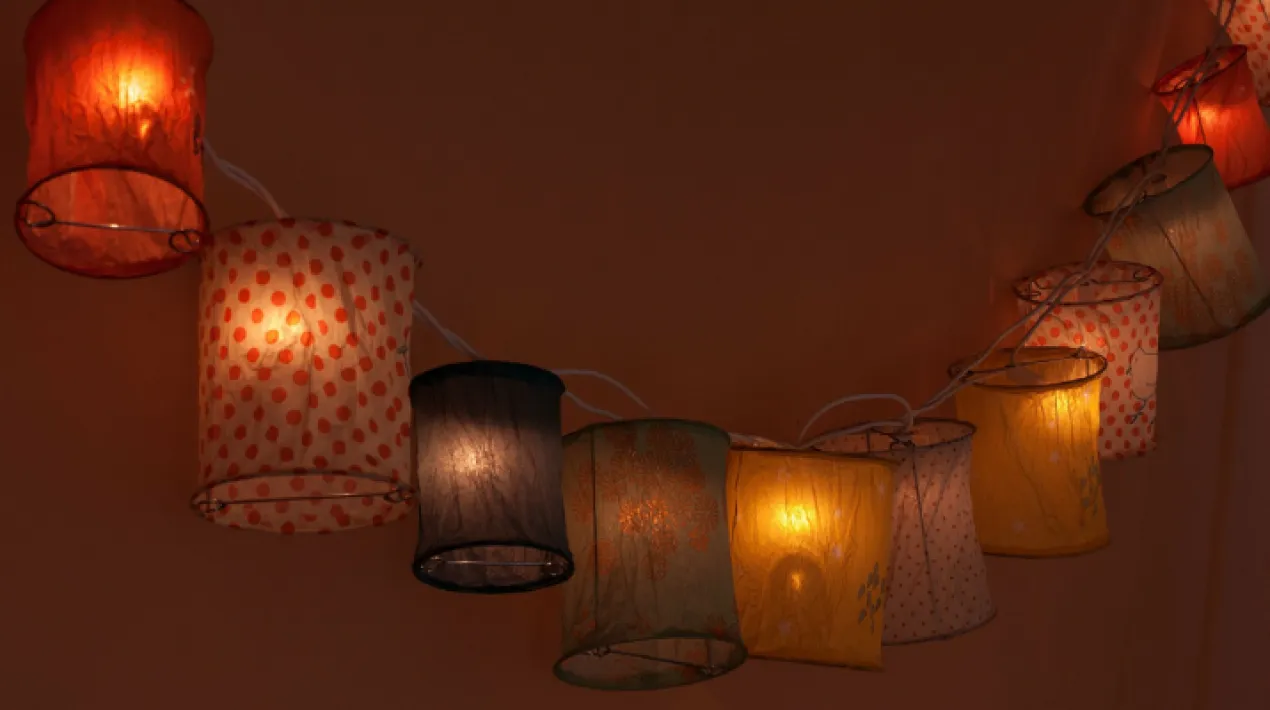 Des d'antic, els infants sortien a fer senyals de llum amb l'objectiu de mostrar el cam&iacute; als Reis d'Orient perqu&egrave; no es perdessin, tot simulant el rastre de l'estrella de Nadal. Aquest Nadal, us convidem a omplir els carrers de llum. Amb aquest taller, construirem entre tota la&nbsp;fam&iacute;lia uns fanalets 'Do it yourself' que donaran la benvinguda a Melcior, Gaspar i Baltasar amb la seva llum. Aquesta activitat es dur&agrave; a terme despr&eacute;s d'escoltar la hist&ograve;ria de la Nit de Reis amb les Mini-Camarlenques i els Mini-Camarlencs. Protocol d'usos de l'espai: Aforament limitat &Uacute;s de mascareta obligatori dins l'equipament Rentat de mans amb el gel hidroalc&ograve;lic que es troba a l'entrada de l'equipament Seguir en tot moment les indicacions de l'equip del Centre.&nbsp; Veure m&eacute;s