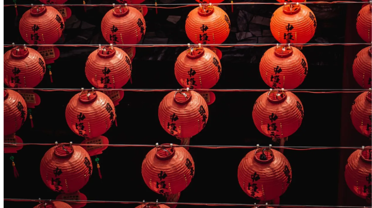 L'1 de febrer se celebra l'inici de l'any nou xin&egrave;s. Per commemorar l'arribada de l'any del tigre, us portem un seguit d'activitats elaborades amb la Comunitat xinesa al Prat. Un dels s&iacute;mbols m&eacute;s emblem&agrave;tics de les celebracions xineses d'any nou s&oacute;n els fanalets. S&oacute;n precisament l'element que marca el final d'aquestes festes. En aquest taller us proposem aprendre a fer un fanalet amb tota la fam&iacute;lia i poder aprendre d'altres cultures que conviuen amb nosaltres. A partir dels 5 anys. &nbsp; Altres propostes: Taller de nusos xinesos:&nbsp;https://www.elprat.cat/.../guia.../taller-de-nusos-xinesos Cal&middot;ligrafia xinesa:&nbsp;https://www.elprat.cat/.../guia-cursos.../calligrafia-xinesaVeure m&eacute;s