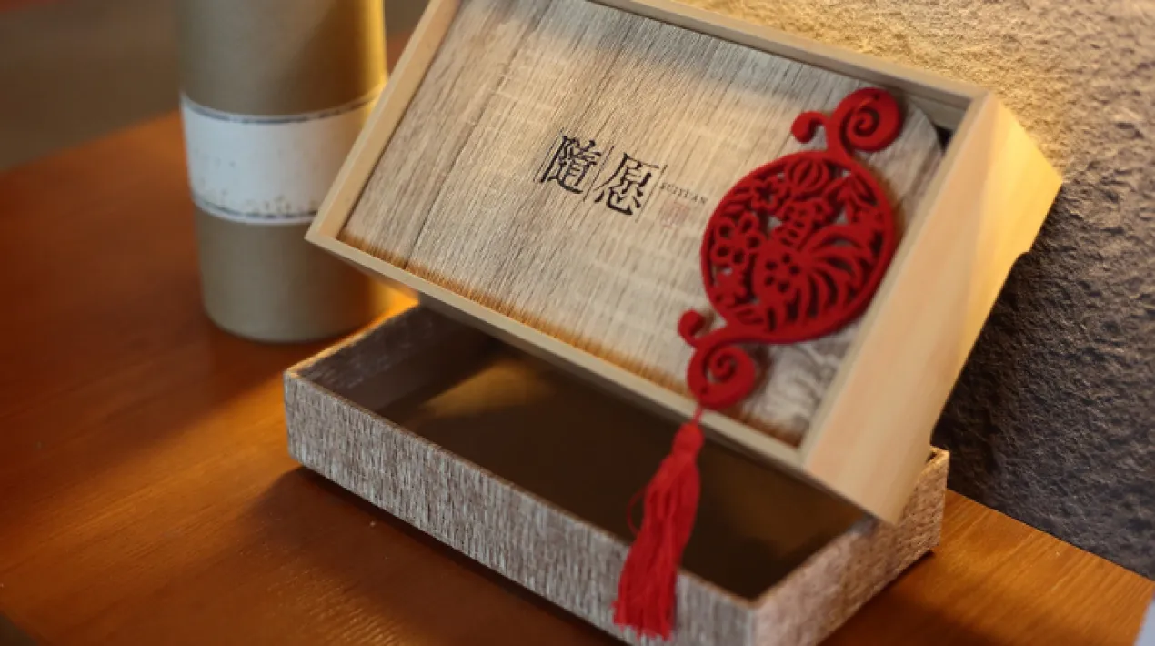 L'1 de febrer se celebra l'inici de l'any nou xin&egrave;s. Per commemorar l'arribada de l'any del tigre, us portem un seguit d'activitats elaborades amb la Comunitat xinesa al Prat. En aquest taller aprendrem a fer nusos xinesos. Qu&egrave; tenen d'especial? S&oacute;n s&iacute;mbols que s'acostumen a penjar a casa i que porten&nbsp;bona sort. Amb les seves formes infinites decoren cada cop m&eacute;s estances. Veniu i apreneu a fer els vostres nusos xinesos decoratius i commemoratius. &nbsp; Altres propostes: Taller familiar de fanalets xinesos:&nbsp;https://www.elprat.cat/.../taller-familiar-de-fanalets... Cal&middot;ligrafia xinesa:&nbsp;https://www.elprat.cat/.../guia-cursos.../calligrafia-xinesaVeure m&eacute;s