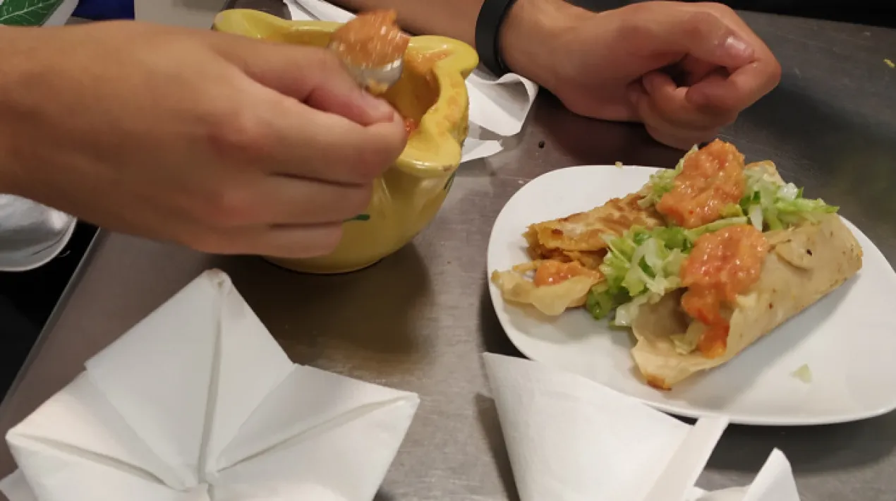 Farem una recepta nadalenca amb algun de l'integrants del grup de La Cocina de mi Vecina, que estan ubicats al centre cívic Sant Jordi Ribera Baixa. Les Tardes Joves són un espai de trobada als centres cívics de la ciutat on els i les joves a partir de 12 anys podeu gaudir de jocs de taula, manualitats, cultura digital, cuina... I molt més! Nosaltres us proposarem algunes activitats però volem sentir les vostres idees per poder construir aquestes tardes entre tots i totes.  Les tardes joves es realitzen: Dimarts – C.C Jardins de la Pau Dimecres - C.C Palmira Domènech Dijous – C.C Sant Jordi-Ribera Baixa Divendres – El LloroVeure més