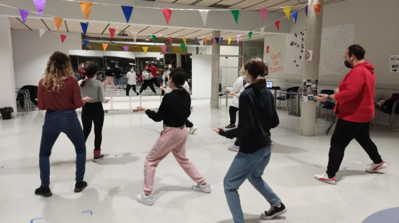 Sessió oberta per ballar juntes diferents danses urbanes. L'activitat estarà dinamitzada per joves.  Les Tardes Joves són un espai de trobada als centres cívics de la ciutat on els i les joves a partir de 12 anys podeu gaudir de jocs de taula, manualitats, cultura digital, cuina... I molt més! Nosaltres us proposarem algunes activitats però volem sentir les vostres idees per poder construir aquestes tardes entre tots i totes.  Les tardes joves es realitzen: Dimarts – C.C Jardins de la Pau Dimecres - C.C Palmira Domènech Dijous – C.C Sant Jordi-Ribera Baixa Divendres – El LloroVeure més