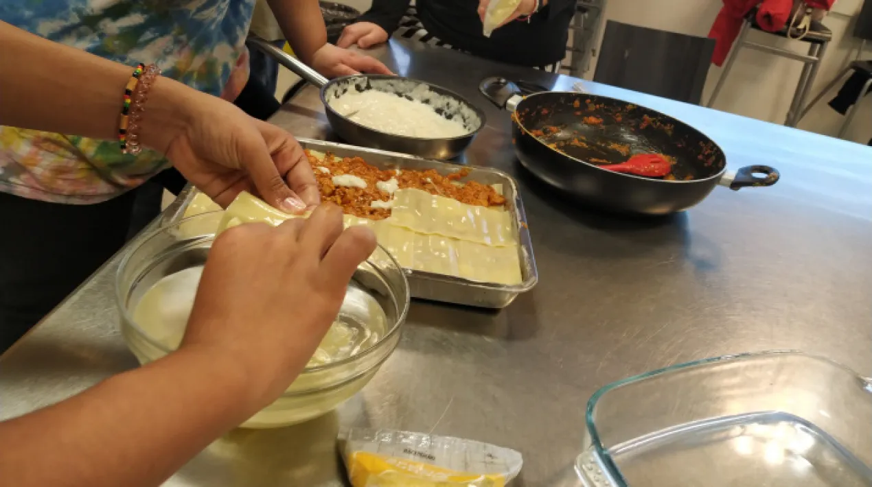 Tornarem a cuinar alguna recepta festiva amb els integrants de La Cocina de mi Vecina, que ens compartiran els seus secrets culinaris per a&nbsp;Nadal.&nbsp; Les Tardes Joves s&oacute;n un espai de trobada als centres c&iacute;vics de la ciutat on els i les joves a partir de 12 anys podeu gaudir de jocs de taula, manualitats, cultura&nbsp;digital, cuina... I molt m&eacute;s! Nosaltres us proposarem algunes activitats per&ograve; volem sentir les vostres idees per poder construir aquestes tardes entre tots i&nbsp;totes.&nbsp; Les tardes joves es realitzen: Dimarts &ndash; C.C Jardins de la Pau Dimecres - C.C Palmira Dom&egrave;nech Dijous &ndash; C.C Sant Jordi-Ribera Baixa Divendres &ndash; El LloroVeure m&eacute;s