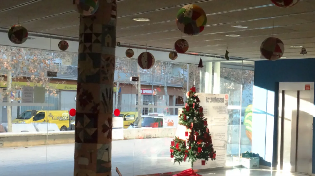 Ens trobarem per decorar i ambientar, col·lectivament, La Tafanera del Ribera, a mode nadalenc. Amb les mans i la imaginació de totes reciclarem materials que faran lluir l'espai expositiu amb l'aire de Nadal que tant ens agrada a totes.Veure més
