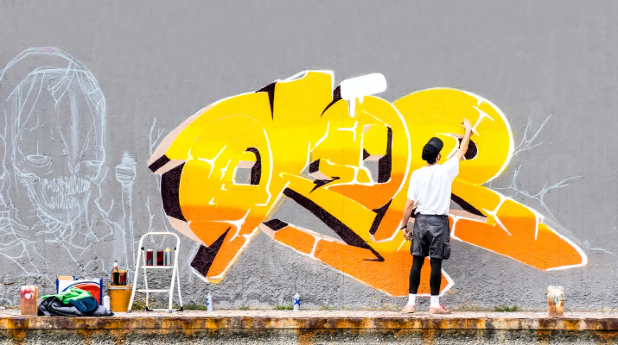   Dins del procés participatiu per redissenyar l'espai de trobada perquè sigui més acollidor pels joves, us proposem una tarda per endinsar-nos en la tècnica del grafiti a la plaça del Cementiri Vell. Us hi esperem!   Les tardes joves es realitzen: Dimarts – C.C Jardins de la Pau Dimecres - C.C Palmira Domènech Dijous – C.C Sant Jordi-Ribera Baixa Divendres – El LloroVeure més