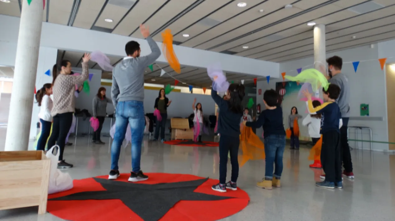 Espai quinzenal de descoberta i pràctica de circ adreçat a famílies amb infants de 6 a 10 anys. A cada sessió, professionals de les diferents disciplines circenses ens acompanyaran per apropar-nos a les diverses tècniques i facilitar la seva pràctica. En aquesta ocasió farem un recorregut per algunes de les disciplines circenses que hem conegut i practicat en les altres sessions. Una tarda per fer malabars, equilibris, aeris i acrobàcies en família. Tallerista: Kanaya CircVeure més