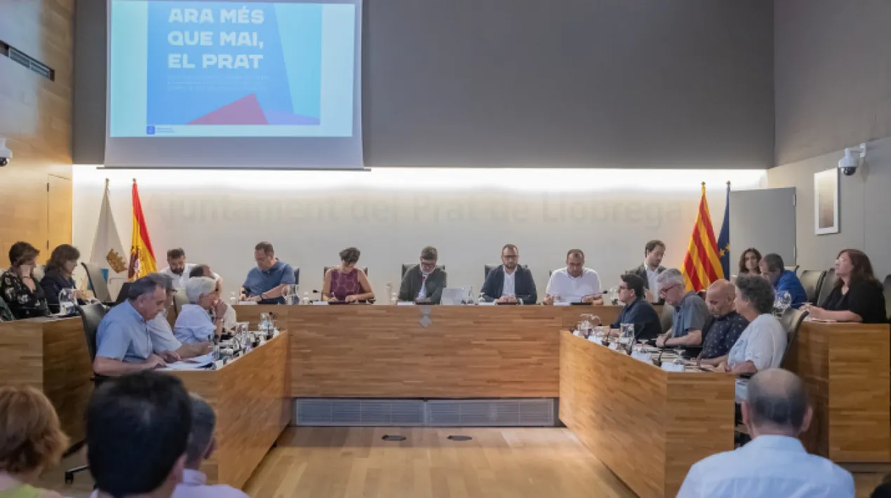  L’Ajuntament i els agents socials del Prat han executat el 94% de les 112 accions de l’estratègia de la ciutat per fer front a l’impacte de la covid. Així s’ha constatat en la reunió de la Taula de Reconstrucció Social i econòmica del Prat, que s’ha reunit aquest dimecres 22 de juny a a la Casa de la Vila, per tal de fer el balanç final d’aquesta estratègia, que es va posar en marxa el juliol de 2020. Dos anys després, només resten per executar el 6% de les accions que contemplava el document consensuat per l’Ajuntament i els principals agents socials, econòmics i polítics de la ciutat, majoritàriament intervencions a l’espai públic vinculades a la pacificació de carrers, que requereixen llargs períodes de planejament. Es pot consultar el balanç detallat de l’estratègia de reconstrucció que consta de 5 eixos d’actuació, 19 àmbits i 112 accions al web elprat.cat/aramesquemai. A més de fer balanç de l’estratègia de reconstrucció, en la trobada d’ahir es va acordar que 28 de les seves accions tinguin continuïtat a partir d’ara per seguir promovent el model de ciutat del Prat, que es caracteritza per la cohesió social, la prosperitat, la sostenibilitat i la innovació. Cal recordar que, quan es va dissenyar l’estratègia de reconstrucció fa dos anys, també es va tenir en compte el Pla d’Actuació Municipal (PAM) 2020-2023, que defineix aquest model ciutat. De fet, l’estratègia de reconstrucció va servir per adequar algunes de les seves accions al context de la pandèmia. Les 28 accions que tindran continuïtat a partir d’ara estan vinculades a àmbits com la defensa d’una sanitat pública de qualitat, la cura de la salut mental, l’acompanyament a la dependència i a la gent gran,  el foment de la cultura digital en un context de transformació tecnològica, les polítiques de reinserció laboral,  la millora dels espais urbans (tant habitatges com espai públic) o la transició energètica. Aquesta darrera trobada de la Taula de Reconstrucció ha estat presidida per l’alcalde del Prat, Lluís Mijoler i, per part de l’Ajuntament, també hi han intervingut les directores de les àrees d’Acció Social i de Desenvolupament Econòmic, Laia Ortiz i Esther Pujol, respectivament. A més, a la trobada, han estat representades les diverses organitzacions que formen part de la Taula de Reconstrucció, entre elles entitats de desenvolupament econòmic (PIMEC, AEBALL, ACIP, Prat Empresarial, Prat Gran Comerç, COV, AGT i GATS),d’acció social (CPS Francesc Palau, Creu Roja, Saó Prat, Fundació Catalana de l’Esplai),sindicats (UGT, CCOO) i forces polítiques, de tots els grups municipals i d’aquelles formacions sense representació al consistori, però sí al Parlament de Catalunya.  Més suport dels serveis d’acció social a la població durant la pandèmia En el marc de l’estratègia de reconstrucció, s’han reforçat especialment els serveis d’acció social i comunitària, per donar suport a la població afectada per la pandèmia. Durant els darrers dos anys, les famílies receptores d’ajuts d’urgència social  han crescut d’un 25,1%. També han augmentat el 12,6% de les persones ateses pels Serveis Bàsics d’Atenció Social entre 2019 i 2021, percentatge que s’eleva al 32,1% en el cas de la gent gran. En un context d’envelliment de la població, al Prat també s’han reforçat molts altres ajuts per a la gent gran o amb dependència. Per exemple, s’han increment d’un 36,4% les persones ateses pel SAD (Servei d’Atenció Domiciliària) entre 2019 i 2021.  A més, durant el darrer any, s’han reforçat les accions per vetllar per la salut mental i el benestar emocional de la ciutadania, amb serveis específics per a la població més jove, també en col·laboració amb d’altres municipis. També s’han posat en marxa noves accions per garantir el dret a l’habitatge, com el programa Housing First, que parteix de la filosofia que comptar amb un habitatge on viure és el primer pas per promoure la inserció social de persones que es troben sense llar; o l’ampliació dels allotjaments per combatre l’exclusió residencial severa. Així mateix, s’ha reforçat el Servei d’Intervenció i Prevenció de l'Exclusió Residencial (SIPER) per evitar desnonaments o garantir alternatives habitacionals a les persones que han perdut les seves llars. Suport al teixit econòmic local i millora de l’ocupació al Prat D’altra banda, s’han dut a terme diverses accions per promoure la recuperació del teixit econòmic i del comerç local. Per exemple, en les ordenances fiscals d’aquest any 2022, encara es mantenen bonificacions i congelacions per a comerços i empreses, que es van començar a implementar el 2021. Una altra iniciativa recent de suport al comerç és la distribució de les targetes MarketPrat, carregades amb 100 euros per comprar al comerç local, dels quals 40 són finançats per l’Ajuntament. Les mesures impulsades des de l’àmbit local han contribuït, juntament amb d’altres factors com la superació de l’etapa més crítica de la pandèmia, a la millora d’alguns indicadors d’ocupació al Prat. Per exemple, el passat mes de maig, es va registrar al Prat el nombre de persones aturades (3.007) més baix dels darrers 15 anys. A més, els actuals nivells de contractació indefinida són els més alts des de 1998. L’abril d’aquest any, un 41,6% del total de contractes signats al Prat van ser indefinits, percentatge que també suposa un creixement interanual de 32,8 punts. Aquest augment coincideix amb la recent aprovació de la recent reforma laboral. Estratègia de reactivació de la cultura i de l’esport A més, l’estratègia ha contemplat un pla de reactivació cultural, que en els darrers mesos ha ajudat a reprendre les activitats a l’interior dels equipaments, i que prèviament ja havia contribuït a adequar les activitats culturals al context sanitari de cada moment (a l’aire lliure, descentralitzades, etc).   Per reactivar la pràctica esportiva, s’han desenvolupat campanyes de sensibilització com “Sortiu i disfruteu”, d’altres per promoure la gratuïtat  d’activitats esportives durant dies concrets o accions per reforçar el programa Club Esport Jove i millorar l’estat de les pistes esportives escolars, entre d’altres. Finalment, en l’àmbit educatiu, cal destacar la nova subvenció per a activitats complementàries de centres educatius de fins a 50.000 euros o l’impuls a la Formació Professional, entre d’altres actuacions.Veure més