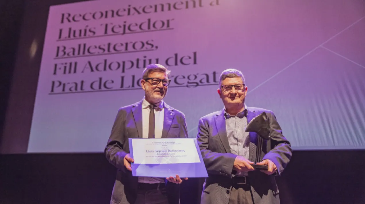  El Teatre L’Artesà ha acollit aquest divendres, 19 de novembre, a la tarda l’acte de lliurament del títol de fill adoptiu del Prat a Lluís Tejedor, que va ser alcalde de la ciutat entre 1982 i 2019. S’ha volgut reconèixer així la seva contribució a la millora i transformació experimentada per la ciutat des dels anys 80 fins a l’època contemporània, en un acte que ha estat transmès per elprat.tv i que podeu recuperar aquí. Lluís Tejedor, que ha viscut des dels 9 anys al Prat quan la seva família es va traslladar a viure a la ciutat des de Cifuentes (Guadalajara),ha rebut el títol de fill adoptiu en un acte que ha comptat amb una assistència multitudinària. Hi han assistit tant veïns i veïnes com representants del teixit associatiu pratenc i persones que, des de diferents càrrecs públics tant d’institucions d’àmbit local com català o estatal, van coincidir i treballar amb ell durant la seva etapa al capdavant de l’alcaldia. L’actual alcalde, Lluís Mijoler, ha estat l’encarregat de lliurar el diploma del títol de fill adoptiu a Lluís Tejedor, juntament amb una peça artística, obra de Manel Álvarez. En rebre el títol, Tejedor ha assegurat: 