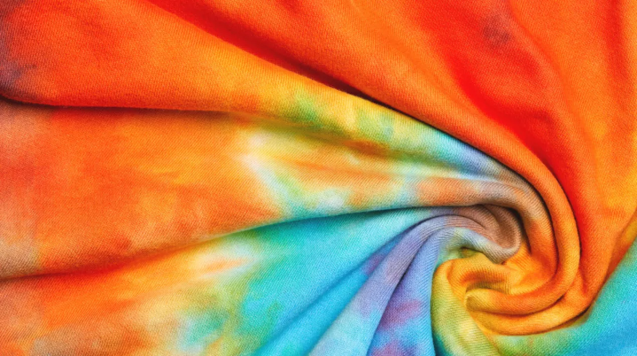 Voleu fer la vostra pròpia samarreta i lluir-la durant la resta de l'estiu? Doncs veniu a l'especial Tarda en família que farem a la Palmira! Veureu que amb una miqueta de colorant, sal i aigua... podem crear unes barreges de colors d'allò més macos per poder decorar qualsevol peça de roba que vulgueu. Només caldrà que porteu una samarreta blanca i que aneu vestides amb roba que es pugui embrutar.  Us esperem el dia 30 de juny a les 17:30 h per omplir de colors la plaça del Cementiri Vell plegades! Activitat per a famílies amb infants de 5 a 9 anys. Places limitades. Aquesta activitat es farà presencialment.  Cal inscripció prèvia només de l'infant. Cal dur una samarreta blanca (per tenyir) i roba per embrutar.  Veure més