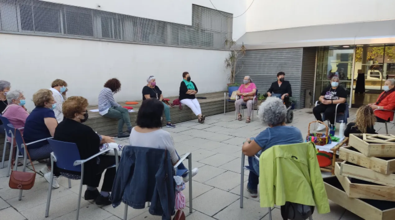 ‘Terra de canvi’ és el projecte guanyador de la modalitat “Art al barri” de la Beca d’Unzip d’enguany. És un projecte interdisciplinari que barreja l’art tèxtil, les plantes medicinals i les pràctiques de cura. Busca compatir i col·lectivitzar sabers i pràctiques de resiliència per sensibilitzar-nos amb el món vegetal, fomentant pràctiques comunitàries de salut i benestar. Des d’una mirada etnobotànica participativa, s'està generant un viver de plantes medicinals que es recollirà amb un herbari tèxtil. Adreçada a dones del territori que tinguin ganes de fer xarxa i comunitat a partir del coneixement de les plantes del nostre entorn i les seves propietats medicinals.Veure més