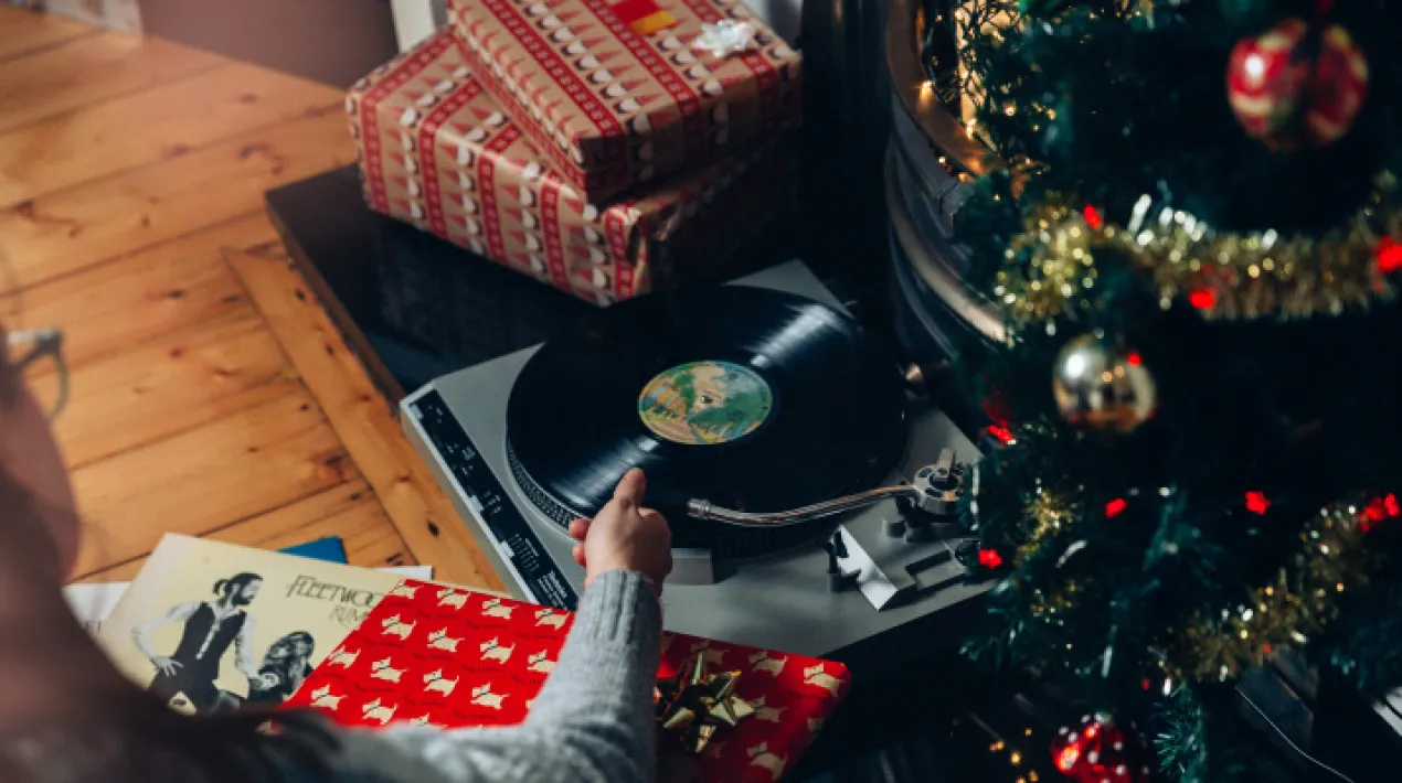La música és un dels elements indispensables a qualsevol reunió nadalenca. Tots tenim una nadala que ens fa viatjar a la nostra infància o que ens fa moure l'esquelet de forma inevitable cada cop que la sentim. Ens reunim a la Palmira per recordar junts aquelles cançons que han estat la banda sonora del nostres Nadals. Segur que descobrim més d'un hit! T'apuntes? Veure més