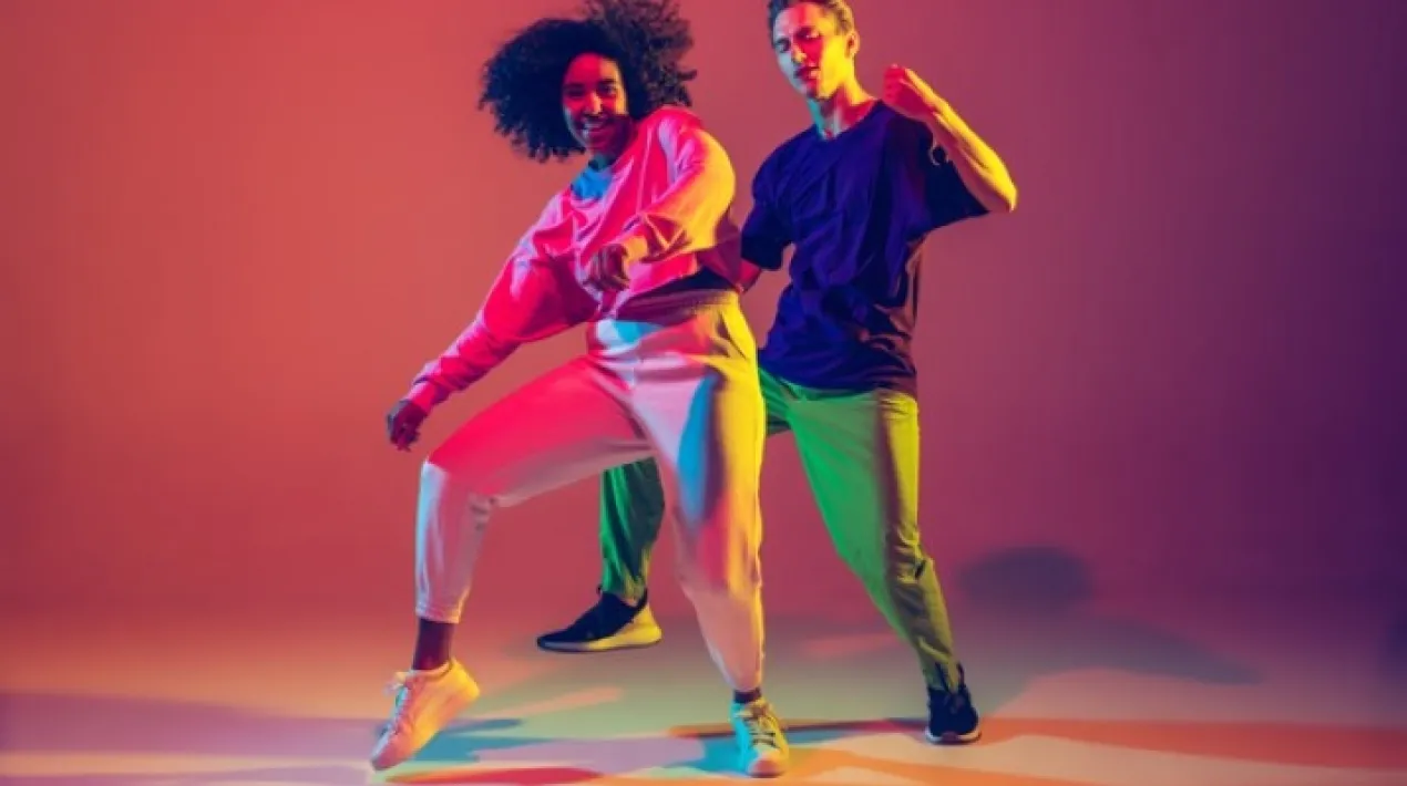 El voguing és un estil de ball molt important en la història contra les discriminacions racials i de gènere, però a més, actualment viu un boom arreu del món i continua sent un espai segur de llibertat i lluita a favor de persones i col·lectius com l'LGBTIQ+ o les persones racialitzades. Apunta't a trencar tota mena d'estereotips i rols de gènere amb aquesta classe oberta de voguing!Veure més