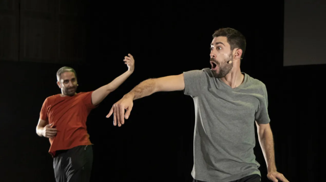 Confer&egrave;ncia Ballada sobre Danses Urbanes Javi Casado i Guille Vidal-Ribas Transmissions &eacute;s una confer&egrave;ncia ballada que combina m&uacute;sica, audiovisuals, paraula i moviment en viu per explicar les danses urbanes en totes les seves dimensions. Ofereix un discurs din&agrave;mic i accessible per a tots els p&uacute;blics, sigui jove o adult. On, quan i per qu&egrave; es van generar aquestes formes d&rsquo;expressi&oacute;? Qu&egrave; les caracteritza? Com van arribar a casa nostra? Aquestes s&oacute;n algunes de les q&uuml;estions que planteja la confer&egrave;ncia, aix&iacute; com l&rsquo;impacte que han tingut no nom&eacute;s en l&rsquo;&agrave;mbit de la dansa sin&oacute; tamb&eacute; en el conjunt de la cultura popular de finals del segle XX i l&rsquo;actualitat. Transmissions &eacute;s fruit d&rsquo;una investigaci&oacute; realitzada per Guille Vidal-Ribas i Javi Casado, que recull el coneixement adquirit durant m&eacute;s de dues d&egrave;cades com a ballarins de dansa urbana, i el combina amb informaci&oacute; extreta d&rsquo;una &agrave;mplia base documental i d&rsquo;entrevistes a figures pioneres i referents nacionals i internacionals en aquest &agrave;mbit. Edat recomanada: a partir d'11 anys &nbsp;Veure m&eacute;s