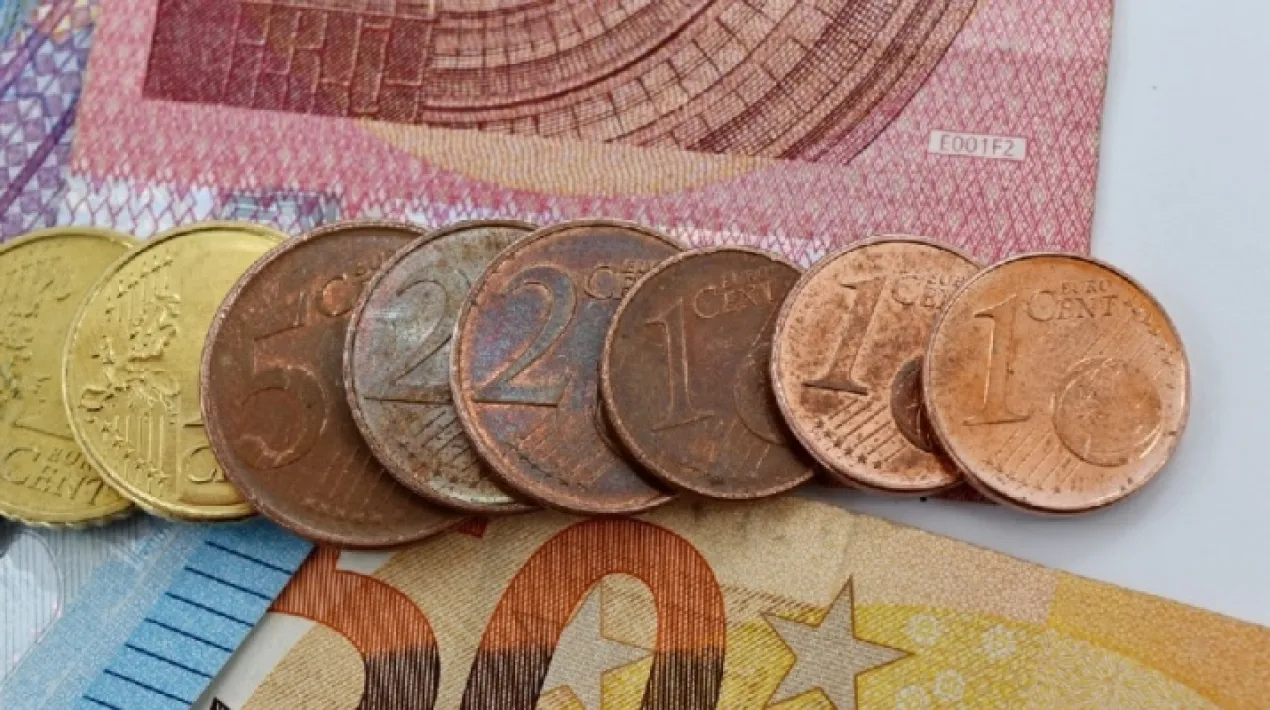  L’Àrea Metropolitana de Barcelona (AMB) ha aprovat la la concessió d’ajuts econòmics relacionats amb el Tribut Metropolità (TM) i la Taxa Metropolitana de Tractament  de Residus (TMTR),adreçats a contribuents que reuneixin uns requisits determinats i amb l'objectiu d'atendre situacions plantejades arran de la pandèmia de covid-19. Les sol·licituds s'han de presentar abans del 13 de juliol. Ajuts al Tribut Metropolità (TM): •    Ús residencial: o    Propietaris d’un habitatge que sigui la seva residència habitual. o    Import subvenció fins el 40 % quota del TM exercici 2020 i màxim 100 €. o    Un únic bé immoble de totes les persones de la unitat de convivència llevat pàrking o    Import màxim de la suma d’ingressos de les persones empadronades a l’habitatge a subvencionar:  1.    1 persona empadronada 9.534,42 € 2.    2 persones empadronades 16.208,51 € 3.    3 o mes persones empadronades 19.068,84 € •    Ús no residencial: o    Contribuents titulars d’activitats econòmiques o    Fins el 40% quota del TM exercici 2020 i màxim 200 € o    Decrements facturació 2020 superiors al 50% en relació a l’exercici anterior o    Límits superfície establiment 300 m2 o    Continuïtat de l’activitat a l’actualitat Ajuts a la Taxa Metropolitana de Tractament de Residus (TMTR) •    Ús domiciliari: o    Persones físiques residents en un habitatge que sigui la seva residència habitual i satisfacin la taxa per mitjà del rebut emès per la companyia subministradora o    Import subvenció fins el 50 % quota de la TMTR exercici 2020 i màxim 200 €. o    Un únic bé immoble de totes les persones de la unitat de convivència llevat pàrking. o    Import màxim de la suma d’ingressos de les persones empadronades a l’habitatge a subvencionar:  1.    1 persona empadronada 9.534,42 € 2.    2 persones empadronades 16.208,51 € 3.    3 o mes persones empadronades 19.068,84 € •    Ús no domiciliari: o    Contribuents titulars d’activitats econòmiques que s’han vist perjudicats per l’aplicació de l’Estat d’Alarma o    Fins el 50% quota de la TMTR exercici 2020 i màxim 200 € o    Decrements facturació 2020 superiors al 50% en relació a l’exercici anterior o    Límits superfície establiment 300 m2 o    Continuïtat de l’activitat a l’actualitat  Veure més