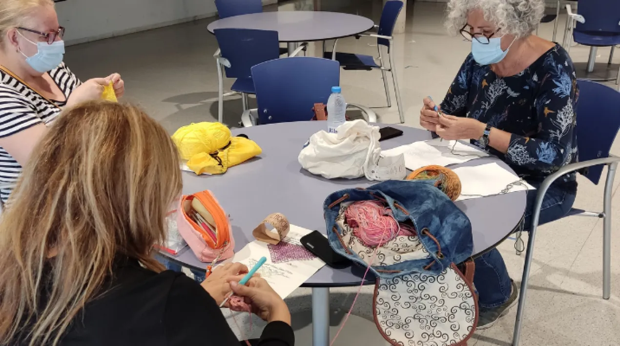 Veniu a la Sala Gran del Ribera i aprofundiu en la tècnica del ganxet creant la vostra pròpia peça artística. Compartiu coneixements i dubtes en aquest espai dels dimarts a la tarda. Es necessiten nocions bàsiques. Per a aquelles i aquells que vulguin aprendre, es poden apuntar al curs d'Iniciació al ganxet. Protocol d'usos de l'espai: Aforament limitat Ús de mascareta obligatori dins l'equipament Rentat de mans amb el gel hidroalcòlic que es troba a l'entrada de l'equipament Seguir en tot moment les indicacions de l'equip del Centre.  Veure més