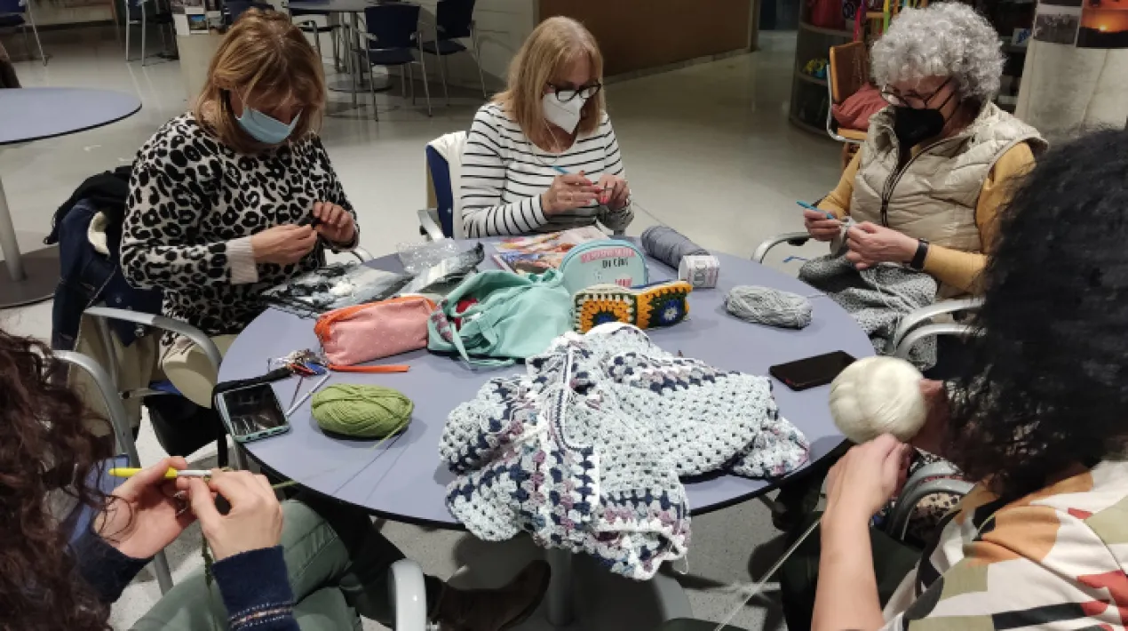 Veniu a la Sala Gran del Ribera a practicar i compartir coneixements entorn la tècnica del ganxet, mentre intercanvieu sabers i dubtes en aquest espai autogestionat per les mateixes participants, els dimarts i els dijous a la tarda. Es necessiten nocions bàsiques.Veure més