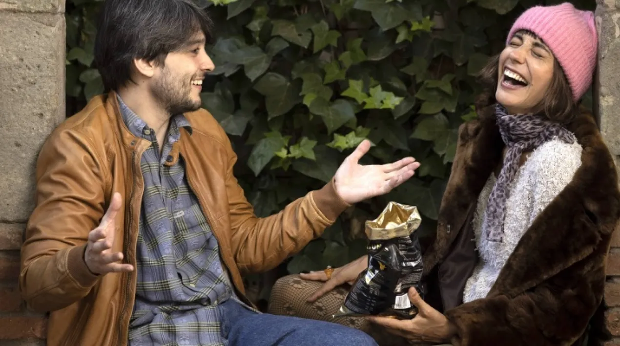 Una intervenció Mike Bartlett. Dirigida i traduïda per Sílvia Sabaté A i B es coneixen des de fa tres anys i són bons amics. Potser fins i tot “els millors amics”, però són com l’oli i l’aigua, sempre discutint (cosa que, d’altra banda, els encanta). Malgrat les seves diferències, sempre han tingut una relació molt sòlida, però ara B té una nova novia que A no pot suportar, no veu tant sovint als seus amics i sent que alguna cosa està canviant a dintre seu. A, per la seva banda, comença a tenir un problema seriós amb la beguda, cosa que ella nega rotundament, al·legant que només vol passar-s’ho bé. El seu darrer desacord és una imminent intervenció militar en un país de l’Orient Mitjà que es troba en plena guerra civil. A acaba de tornar d’una manifestació en contra. B, en canvi, n’està plenament a favor. A mesura que avança la intervenció militar, la seva amistat es va deteriorant cada cop més...Veure més