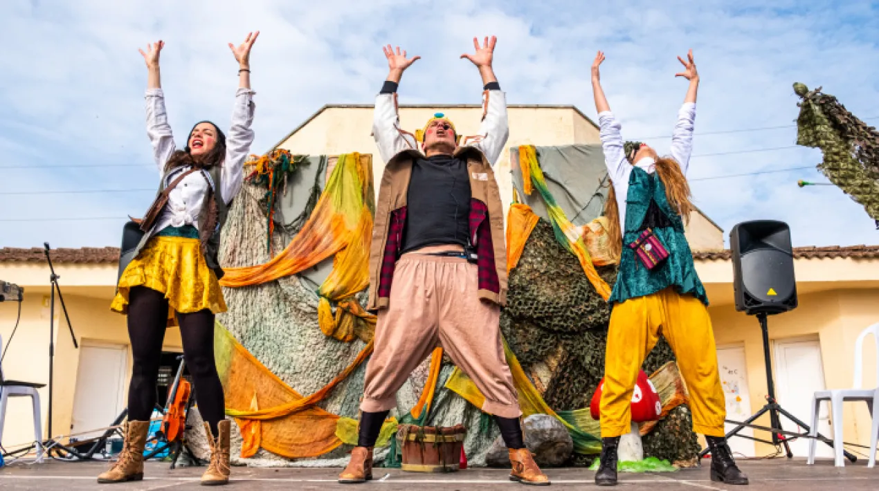 Recomanat per a famílies amb infants a partir de 3 anys.  Es tracta d’una divertidíssima, participativa i dinàmica adaptació teatral i musical del llibre “Utinghami, el Rei de la boira” de l’escriptora catalana Mercè Canela. Un espectacle amb música en directe, teatre, titelles i sobretot moltes rialles.  Els nens i nenes ja no juguen perquè estan molt tristos. Pel que sembla, la bruixa Pèrfida, que sempre fa de les seves, hi té alguna cosa a veure. L’Eulàlia, una nena inquieta i valenta esbrinarà què passa i s’embarcarà en tot un seguit d’aventures per recuperar l’alegria amb l’ajuda d’un follet molt simpàtic i divertit. A càrrec d'Alea Teatre, companyia de teatre de carrer amb més de vint anys d’experiència. Activitat a l'exterior del centre cívic.Veure més