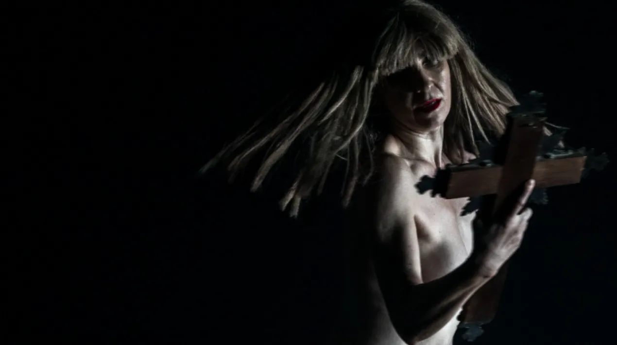 V&aacute;rvara B&aacute;rbara S&aacute;nchez V&Aacute;RVARA proposa un acostament lliure a l'arquetip cristi&agrave; de Mar&iacute;a Magdalena. Partint de llocs aparentment tan dispars com la cultura valenciana del 'bakalao' i la idea m&iacute;stica de l'&egrave;xtasi, B&aacute;rbara S&aacute;nchez encarna la figura de la Gran Amant. Com en tota pr&agrave;ctica m&iacute;stica, l'objectiu aqu&iacute; &eacute;s la uni&oacute;, la dissoluci&oacute; definitiva de la dist&agrave;ncia. No queda espai ja per a la ironia, el sarcasme i molt menys per a l'autoreferencial. Mar&iacute;a Magdalena &eacute;s la boja exemplar, capa&ccedil; de buidar-se per a encarnar a l'Estimat, capa&ccedil; de destrossar qualsevol instituci&oacute; patriarcal per a afirmar el seu Amor Infinit. Ella parla directament amb el seu Amo, triat lliurement. No hi ha ni dist&agrave;ncies ni intermediaris que valguin. Enfront de la imposici&oacute; capitalista d'un model de dona privilegiada blanca que es pot permetre dedicar els seus esfor&ccedil;os a observar-se a si mateixa, Ella duu a terme un desallotjament radical, una baixada conscient i desitjada als enderrocs del m&oacute;n, a aquest lloc des d'on reina el seu Crist. Aquesta activitat forma part d'Indisciplinats, un cicle de propostes esc&egrave;niques, visuals, performatives i comunit&agrave;ries que ocuparan els centres c&iacute;vics de la ciutat, l&rsquo;Escola d&rsquo;Arts Visuals del Prat, el Centre d&rsquo;Art Torre Muntadas, L&rsquo;Artes&agrave; i La Capsa del 16 al 18 de desembre per gaudir de la creaci&oacute; art&iacute;stica contempor&agrave;nia. &nbsp;Veure m&eacute;s