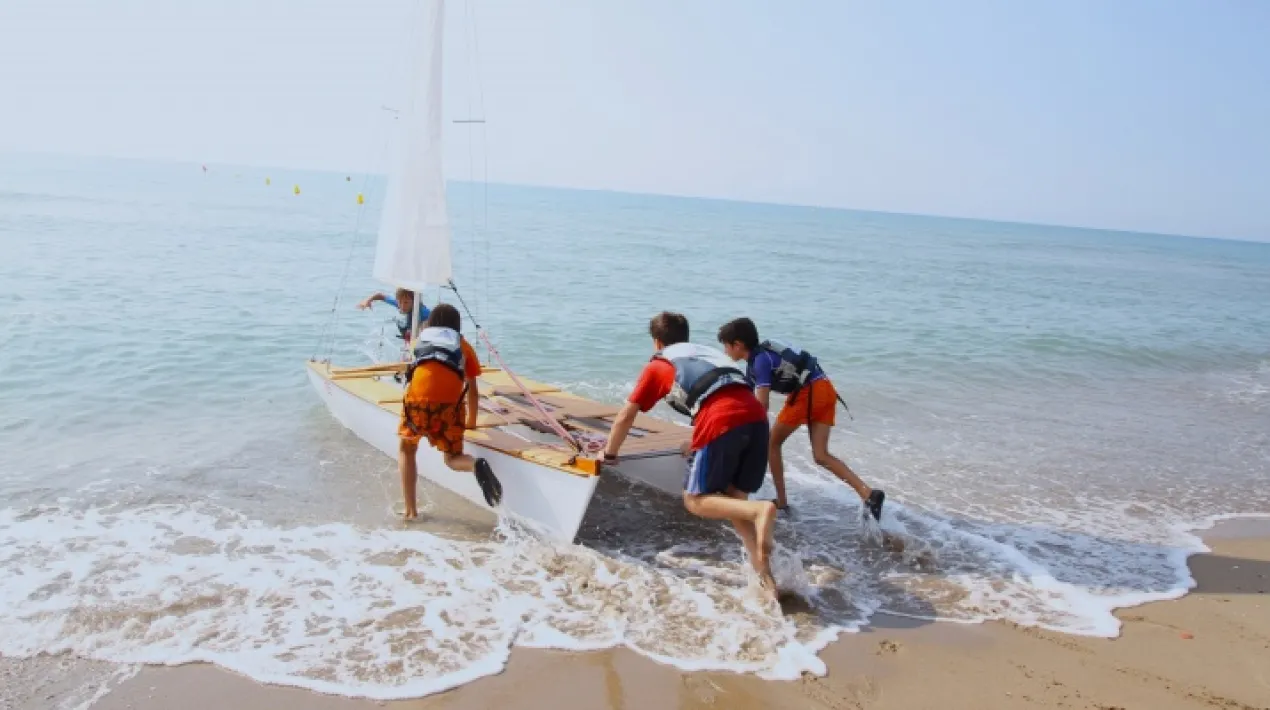 Activitats nàutiques de vela, caiac, pàdel surf en funció de les condicions meteorològiques i quantitat i característiques dels joves assistents. És necessari la inscripció prèvia i saber nadar. Punt de trobada: passarel·la 13 de la platja. Activitats nàutiques de vela, caiac, pàdel surf en funció de les condicions meteorològiques i quantitat i característiques dels joves assistents. És necessari la inscripció prèvia i saber nadar. Punt de trobada: passarel·la 13 de la platja. Inscripcions del 17 de juny al 25 de juliol. Presencialment a: El Lloro: carrer del Mariscal Jofre, 3. De dlluns a divendres de 16:30 a 20h i divendres de 10 a 14h. Secció d'esports: pl. Vila, 9. De dilluns a divendres de 9 a 13:30h Màxim dos inscripcions per jove. Caldrà portar el full d'inscripció i l'autorització (en cas de menors de 18 anys)Veure més
