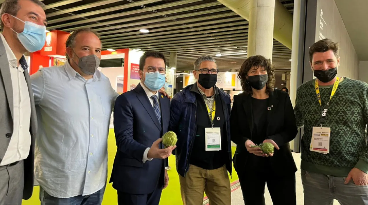  La Cooperativa Agrícola del Prat participa des d’ahir i fins dijous vinent, 7 d’abril a la Fira Alimentaria, per defensar la feina de la pagesia pratenca i posar en valor els productes que conrea. La Carxofa Prat és la protagonista de la presència de la Cooperativa a la fira, remarcant el seu sabor únic, la seva qualitat i frescor i el fet de ser conreada al costat de Barcelona. La fira se celebra al recinte de Fira de Barcelona a la Gran Via. Durant la jornada d'ahir, el president de la Generalitat de Catalunya, Pere Aragonès, i la consellera d'Acció Climàtica, Alimentació i Agenda Rural, Teresa Jordà, es van aproximar a l'activitat de la Cooperativa Agrícola del Prat i van poder conèixer de primera mà els productes que conrea, com la Carxofa Prat. Per part de l'Ajuntament del Prat , va visitar l'estand de la cooperativa a la fira el tinent d’alcaldia d’Acció Ambiental, Quim Bartolomé. Quim Bartolomé va destacar la coincidència d'aquest estand de la Cooperativa a la fira Alimentaria amb la celebració de les diferents activitats de les Festes de la Carxofa a l'aire lliure, com la Carxofada del Prat celebrada el diumenge passat, on van participar prop d'un miler de persones tot i la pluja, o l'Escarxofa&Jazz, que tindrà lloc el proper 10 d'abri i que oferirà un maridatge d'arròs amb carxofes acompanyat d'espectacles musicals.  Per a la Cooperativa Agrícola del Prat, ser presents en un certamen com aquest significa fer un pas més pel reconeixement de la feina i del producte de les famílies pageses del Prat que nodreixen Barcelona i la seva àrea metropolitana amb productes de qualitat durant tot l’any. Aquests productes demostren que “Més Km0, impossible”, el lema amb què la Cooperativa Agrícola del Prat participa a la fira Alimentaria, un missatge carregat de valors relacionats amb la  sostenibilitat, la defensa del territori i l’aposta per la qualitat. La Cooperativa Agrícola participa a la fira Alimentaria, també coincidint amb les Festes de la Carxofa, amb què es reivindica el producte emblemàtic d’un Parc Agrari que és una garantia d’alimentació sostenible i font de benestar i riquesa. Cap producte es conrea i es cull més a prop de la Fira Alimentaria que la Carxofa Prat i les verdures del Parc Agrari del Baix Llobregat. Des de la Cooperativa Agrícola es treballa per destacar la qualitat de la Carxofa Prat, varietat blanca de Tudela, com a producte de referència a la restauració de Barcelona. Activitats a l’estand de la Cooperativa Agrícola del Prat Durant el transcurs de la fira, a l’estand de la Cooperativa Agrícola es podrà gaudir de showcookings amb pagesos i professionals de la restauració que elaboraran en directe plats amb Carxofa Prat com a ingredient principal. Els showcookings es fan de dilluns a dijous a les 12 h del migdia i s’ofereixen tastets de degustació amb productes de proximitat. Els participants dels showcookings per dies són els següents:   Dilluns Cuinera Lola Martín (Lola's Brunch) i Agusti Garcia (president Cooperativa) Dimarts Monica Escudero (El Comidista) Xavi Oliva (Vicepresident Cooperativa) Dimecres Max Colombo (Xemei) i Xavi Oliva (Vicepresident Cooperativa) Dijous Albert Mendiola (Marimorena) i Marcel Tort (Pagès Cooperativa)Veure més