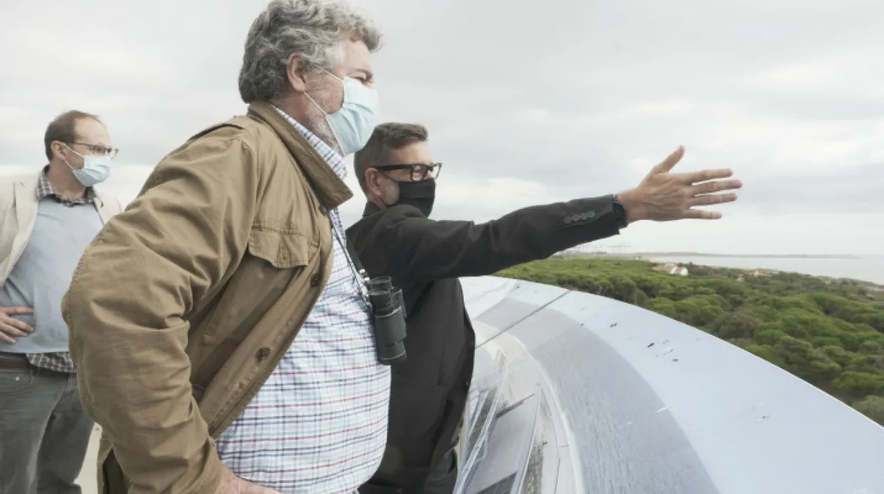    El diputat del Congrés, Juan López de Uralde, ha visitat aquest matí l’espai natural protegit de la Ricarda, al Prat de Llobregat. L’ha acompanyat l’alcalde de la ciutat, Lluís Mijoler, i personal tècnic de l’àrea d’Acció Ambiental i Energia de l’Ajuntament. D’aquesta manera, Juan López de Uralde, que és portaveu a la Comissió de Transició Ecològica del grup d’Unidas Podemos, ha respost a la invitació que l’alcalde del Prat, Lluís Mijoler, va fer per carta a principis de setembre a diferents representants de les institucions catalanes i de l’Estat. Durant la visita d’avui a la Ricarda, l’alcalde del Prat, Lluís Mijoler, ha demanat una vegada més que Aena “descarti definitivament qualsevol ampliació de l’aeroport”, un dia després que el president del gestor aeroportuari, Maurici Lucena, hagi assegurat que seguiran apostant per aquest projecte tot i que el DORA aprovat el passat 28 de setembre no l’inclogui.  Mijoler ha afegit que, més enllà de l’amenaça de l’ampliació de l’aeroport, “seguim lluitant per la conservació dels espais naturals del delta”, per als quals reclama una major protecció. En aquest sentit, ha demanat a la Generalitat que “faci definitivament el pla especial de protecció del delta que fa més d’una dècada que estan elaborant (...) i més recursos per als Consorcis dels espais naturals i del Parc Agrari”. Per la seva banda, el diputat Juan López de Uralde ha esgrimit tres motius pels quals és contrari a l’ampliació de l’aeroport del Prat. En primer lloc, ha considerat que aquesta decisió seria contradictòria amb la llei contra el canvi climàtic aprovada el passat mes de maig al Congrés: “si un país té una política de descarbonització i de reducció de les emissions de CO2, no sembla que el més adequat sigui una política d’ampliació d’aeroports, sinó més aviat el contrari”. En segon lloc, ha destacat el gran valor ambiental d’aquest espai protegit i ha assegurat: “no pel fet d’estar enmig de grans infraestructures, s’ha de condemnar a mort l’espai, sinó al contrari, s’ha de treballar per fer-ho compatible, per recuperar-lo, per connectar els diferents ecosistemes i per tractar realment la zona com el que és, de gran valor ecològic, per preservar-la i millorar-la”. En tercer lloc, ha afegit que, en l’actual context incertesa sobre com evolucionarà el trànsit aeri en el context post-covid, “no sembla una bona idea escometre grans inversions en infraestructures, i més quan som un país en què ja coneixem situacions com aeroports sense avions, autopistes sense cotxes i trens sense passatgers”. La carta d’invitació de Mijoler a la Ricarda també s’ha adreçat als presidents del govern català i espanyol, Pere Aragonès i Pedro Sánchez, respectivament, així com a diverses conselleries de la Generalitat i ministeris de l’Estat, als representants dels diferents grups polítics representats al Parlament i al Congrés o als membres de les meses de les dues cambres. Ja han visitat la Ricarda personalitats com la vicepresidenta del govern espanyol Yolanda Díaz, la presidenta de l’AMB, Ada Colau, o la vicepresidenta del Parlament de Catalunya, Alba Vergés, entre d’altres.Veure més