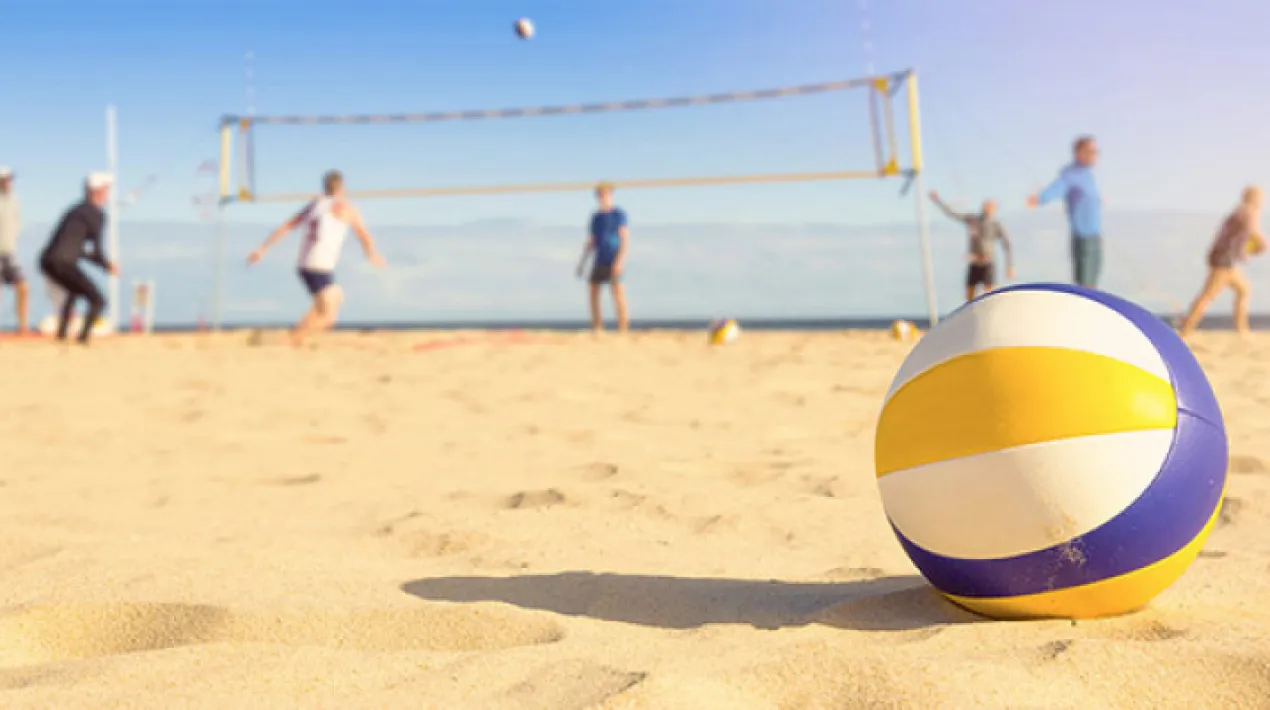 Activitats de voleibol a la sorra de la platja.Veure més
