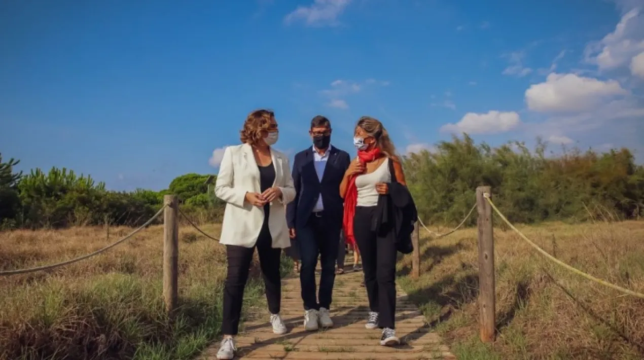  La vicepresidenta segona del govern espanyol i ministra de Treball i Economia Social, Yolanda Díaz, i l’alcaldessa de Barcelona, Ada Colau, han visitat aquest dijous, 9 de setembre, l’espai protegit de la Ricarda, acompanyades per l’alcalde del Prat de Llobregat, Lluís Mijoler. L’alcalde ha convidat a visitar la Ricarda nombroses autoritats catalanes i espanyoles, i Colau i Díaz han estat les primeres en acudir. Després de l’anunci d’ahir del Ministeri de Transports d’aturar la inversió prevista per a l’ampliació de l’aeroport del Prat, Díaz, Mijoler i Colau han compartit en una compareixença conjunta, que podeu veure aquí, que cal seguir treballant per millorar la protecció dels espais protegits del delta del Llobregat, així com fomentar models econòmics i de transport sostenible i de generació d’ocupació de qualitat. En aquest sentit, han considerat que els fons europeus Next Generation a què pot optar l’Estat espanyol representen una oportunitat per finançar projectes que vagin en aquesta direcció. L’alcalde del Prat de Llobregat, Lluís Mijoler, ha celebrat l’anunci d’ahir del Ministeri de Transport d’aturar el projecte d’ampliació de l’aeroport: “després de la paralització, estem més que contents, ha imperat el sentit comú´”. Però alhora ha instat a la la prudència i ha considerat que cal seguir lluitant per protegir la Ricarda i els espais naturals del delta del Llobregat, per la seva importància com a infraestructura verda metropolitana. “Hem de començar a treballar per dotar de més protecció als espais naturals i insto a l’Estat a desenvolupar les mesures compensatòries ambientals que no s’han fet des de l’anterior a l’ampliació”. En aquest sentit, cal recordar que la Comissió Europea va llançar el passat mes de febrer un advertiment a l’Estat espanyol per l’incompliment d’aquestes mesures. Mijoler també ha urgit al govern de la Generalitat a aprovar i desenvolupar el Pla Especial d’Espais Naturals del Delta del Llobregat per “dotar de més protecció a aquests espais”. En aquest sentit, ha recordat que, a finals de la passada legislatura, el govern català es va comprometre a fer-ho en termini breu de temps . Per la seva banda, l’alcaldessa de Barcelona, Ada Colau, ha celebrat l’aturada del projecte, tot considerant que es tracta d’una “victòria de la ciutadania” i de la lluita present per limitar al màxim els efectes nefastos del canvi climàtic: “S’ha aturat un desastre que atemptava contra el bé comú”, ha assenyalat Colau, tot admetent la seva alegria pel desenllaç. L’alcaldessa ha agraït igualment el “lideratge” de l’alcalde del Prat de Llobregat Lluís Mijoler i el suport de la vicepresidenta segona del govern espanyo i ministra de Treball i Economia Social, Yolanda Díaz. Colau ha recordat també que “queda molta feina per fer” en matèria de mobilitat sostenible i inversions en la xarxa ferroviària, per la qual cosa ha fet una crida a la resta d’administracions perquè els fons europeus es destinin a aquesta qüestió. Per la seva banda, la vicepresidenta segona del govern espanyola, Yolanda Díaz, ha subratllat la importància de destinar els fons europeus Next Generation a què pugui optar l’Estat espanyol a projectes per promoure l’economia sostenible “compatibles amb el medi ambient i generadors d’ocupació de qualitat”. També ha instat a d’altres càrrecs públics a visitar la Ricarda  per comprendre de primera mà el valor d’aquest espai natural protegit.   Durant la visita, Joan Pino, doctor en biologia, professor d’ecologia a la UAB i director del CREAF (Centre de Recerca Ecològica i Aplicacions Forestals),ha explicat als tres responsables institucionals la importància de la Ricarda per al conjunt dels ecosistemes dels espais naturals del delta del Llobregat. La Ricarda és un espai protegit inclòs a la Xarxa Natura 2000 europea. És una Zona d’Especial Protecció, que conté la principal reserva de biodiversitat de la zona i aiguamolls que Nacions Unides considera fonamental preservar. Més del 75% de l’espai natural inclou hàbitats d’interès comunitari prioritari: a més d’una llacuna, s’hi poden trobar pinedes litorals, zones de maresme, i altres ecosistemes.  És l’espai natural amb un major grau de naturalitat del delta del Llobregat, la zona humida menys modificada i amb hàbitats més madurs i consolidats. És una zona irreproduïble, un dels últims espais verges de tot el delta del Llobregat. La visita ha començat al Mirador de l’Illa a les 10 h, des d’on es pot veure una vista panoràmica de la Ricarda. Posteriorment, Díaz, Colau i Mijoler s’han desplaçat a  la Casa Gomis, un edifici d’alt valor arquitectònic declarat Bé Cultural d’Interès Nacional, situat dins de la finca de la Ricarda.  Veure més