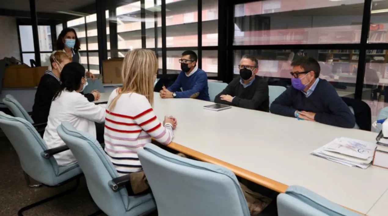    L’alcalde del Prat, Lluís Mijoler, s’ha reunit avui, dijous 23 de desembre, amb responsables dels diferents Centres d’Atenció Primària (CAP) de la ciutat per abordar quines són les seves necessitats i mancances en l’actual context de la pandèmia, juntament amb el regidor de Salut de l’Ajuntament, Gabriel Soriano. Després de la trobada, l’alcalde Mijoler ha reclamat a la Generalitat la millora de l’atenció primària a la ciutat, pel que fa a l’increment del personal sanitari i dels recursos disponibles.  La trobada ha tingut lloc al CAP de Disset de setembre i hi han assistit les directores dels tres Centres d’Atenció Primària de la ciutat: Toñi Leira, del Disset de Setembre; Encarni Díaz, del Ramona Via; i Núria Tusset, del Pujol i Capsada. Així mateix, la reunió ha comptat amb la presència de Sonia Carmona, adjunta a la direcció del Servei d'Atenció Primària de la Zona Delta. L’alcalde del Prat, Lluís Mijoler, ha compartit amb les responsables dels CAP les inquietuds dels veïns i veïnes de la ciutat sobre l’atenció sanitària en l’actual context de pandèmia i ha analitzat amb elles les necessitats de l’atenció primària pel que fa a la disponibilitat de professionals i recursos tècnics. “La situació actual és de col·lapse i la resposta que s’ha de donar a la ciutadania no pot ser que manquen professionals sinó que s’han de buscar i això no ho han de resoldre des dels CAP, sinó que correspon a la Generalitat”, com a autoritat competent – ha exposat l’alcalde. També ha afegit que la situació actual “és producte de les retallades dels diferents governs de la Generalitat i que ha donat el resultat que ha donat en una situació de pandèmia” i ha exigit que es compleixin els compromisos d’increment de professionals i mitjans tècnics que es van fer a l’inici de la pandèmia i que no s’han vist satisfets fins ara. Des de l’Ajuntament, també s’ha volgut posar en valor que, un any i mig després de l’inici de la pandèmia, la gran majoria de la població ja està vacunada, cosa que contribueix a pal·liar l’impacte de la covid sobre la salut de les persones. Tot i això, es remarca la necessitat de seguir les mesures preventives i de seguretat i les restriccions que posin en marxa les autoritats competents per tal de descongestionar i evitar el col·lapse de l’atenció primària i del conjunt dels serveis sanitaris. Avui mateix, abans de reunir-se amb les responsables de l'atenció primària a la ciutat, l'alcalde i el regidor de Salut del Prat també s'han reunit amb el portaveu de la Plataforma en Defensa de la Sanitat Pública de la ciutat, Juan Carlos Serret. A més, l’Ajuntament ha demanat una reunió a la gerència del CatSalut de la regió sanitària Metropolitana Sud, a la qual correspon el Prat, per tal d’abordar les necessitats que planteja l’actual situació de la pandèmia.Veure més