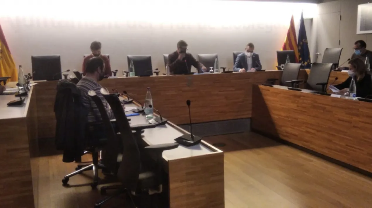    L’Ajuntament del Prat ha endurit les condicions que delimitaran la instal·lació dels establiments de jocs d’atzar i les associacions de fumadors a la ciutat, per exemple pel que fa a la distància mínima que els ha de separar d’escoles i centres educatius i d’altres espais d’ús social o cultural. D’aquesta manera, vol contribuir a preservar la salut i la qualitat de vida de la ciutadania i prevenir els riscos associats a l’addicció al joc i al tabaquisme, especialment entre col·lectius especialment vulnerables, com ara les persones joves, amb problemes de salut mental i addicions o en risc de pobresa i exclusió social. El  ple municipal del Prat, que ha tingut lloc avui dimecres 12 de gener, ha aprovat inicialment la modificació del Pla General Metropolità, amb què es delimita i s’ordena tant la intensitat de l’ús del sòl com les condicions urbanístiques que delimitaran la implantació d’aquests establiments a la ciutat.  A l’espera de l’aprovació de la regulació definitiva, també seguirà suspesa la concessió de llicències d’establiments d’aquest tipus, que ja es va aprovar al Prat a principis de 2021. En aquell moment, es va aprovar una moratòria d’un any, que avui s’ha renovat per un any més. Tant l’aprovació inicial d’aquesta regulació com la pròrroga de la suspensió de les llicències ha comptat amb el suport unànime de tots els grups. Cal tenir en compte que, després de l’aprovació inicial, continua la tramitació de la normativa, amb el període d’al·legacions, després del qual se sotmetrà a aprovació provisional i definitiva.   Segons el redactat actual, les condicions que regularan la instal·lació d’aquests establiments al Prat seran les següents: Les escoles i, en general, els equipaments docents o sòls amb usos educatius seran els que hauran d’estar a major distància dels establiments de jocs d’atzar i associacions de fumadors, a un mínim de 500 metres. Infants i joves solen anar al centre educatiu a peu i solen fer la seva vida quotidiana en un radi de 500 metres a l’entorn de casa seva, dada que s’ha pres com a referència per fixar aquesta distància. Aquest tipus d’establiments també hauran d’estar a un mínim de 150 metres d’equipaments amb d’altres usos sanitaris-assistencials, culturals i religiosos, esportius i recreatius, oficines de l’atur i similars i allotjaments comunitaris (com ara residències de gent gran, allotjaments per a joves, etc.). A molts d’aquests espais,  la població s’hi desplaça en transport públic, de manera que s’ha pres com a referència per fixar aquesta distància la separació que sol haver entre la parada més propera i l’equipament corresponent. La separació mínima entre establiments d’aquestes característiques (jocs d’atzar i locals de fumadors) haurà de ser 1.000 metres, la mateixa que s’aplica actualment entre els bingos. Han d’instal·lar-se en un local independent, amb entrada directe des de la via pública i ubicat en la planta baixa. No podran tenir accessos per al públic des d'espais comuns o privats usats com a habitatge.   Actualment, al terme municipal del Prat,  existeixen 5 locals d’associacions de fumadors i 1 establiment de jocs d’atzar, al Centre Comercial Splau. L’Ajuntament del Prat aposta per regular les condicions per a la instal·lació d’aquest tipus d’establiments per raons de salut pública. L’addicció al joc és un problema sanitari i social cada cop més important, que provoca l’exclusió social, l’estigmatització i la discriminació de les persones que la pateixen, segons els experts.  Pel que fa al consum de tabac, és la primera causa de pèrdua de salut i de mortalitat prematura evitable (OMS).  En aquest sentit, cal tenir en compte que la protecció de la salut pública és una competència municipal i que la planificació urbanística juga un paper rellevant en aquesta matèria. Els usos i condicions de l’espai urbà també condicionen la qualitat de vida i la sostenibilitat social i ambiental. Subvencions per facilitar la recuperació del teixit comercial i empresarial Al ple municipal d’avui també s’han aprovat per unanimitat diverses mesures per contribuir a la recuperació i dinamització del teixit comercial i econòmic de la ciutat, en el marc de l’estratègia “Ara més que mai, el Prat” per reimpulsar la ciutat en diferents àmbits front a l’impacte de la covid. Una d’aquestes mesures és la targeta moneder del programa “Marketprat”, que estarà precarregada amb 100 euros, dels quals 40 estaran subvencionats per l’Ajuntament. El ple d’avui ha aprovat inicialment les bases per a la concessió de les subvencions d’aquest programa, a què l’Ajuntament destinarà un total de 120.000 euros, amb què cofinaçarà en un 40% fins a 3.000 targetes. Es preveu que serveixin per mobilitzar fins a 300.000 euros cap al comerç local. De les compres que es podran fer amb les targetes, s’exclouran les realitzades a franquícies, grans cadenes i benzineres així com el sector de la restauració, que ja compta amb les seves pròpies campanyes de promoció. Una altra de les mesures per a la recuperació del teixit econòmic i comercial està relacionat amb les subvencions a empreses del municipi per a la reincorporació del personal en situació d'ERTO afectat per les mesures de contenció de la pandèmia de la covid. Al ple d’avui també s’han aprovat inicialment les bases de concessió d’aquestes subvencions, a què l’Ajuntament destinarà fins a 144.000 euros per atorgar ajuts (de 4.000 euros) a fins a 36 empreses (PIMEs, micropimes, comerç, economia social i cooperativa...) del Prat que reincorporin persones treballadores del Prat. Fins a 260.000 euros en ajuts per a l’habitatge A la sessió d’avui, també s’han aprovat per unanimitat les bases per concedir dues línies de subvenció per fomentar el dret a l’habitatge per al període 2022-2025. Una d’elles va adreçada a facilitar el pagament del lloguer a les persones amb dificultats socioeconòmiques i està dotada amb un total de 260.000 euros. L’altra està adreçada als propietaris d’habitatges, per tal d’incentivar que els mantinguin o els incloguin a la Borsa de lloguer social del Prat, per costejar les obres de rehabilitació necessàries per tal que es puguin posar en arrendament. Aquesta segona línia s’hi destinaran 75.000 euros.   Abans de l’obertura del període de sol·licituds de tots els ajuts anteriors, l’Ajuntament informarà oportunament sobre com fer-ho. Avancen els tràmits per renovar l’Avinguda del Canal i l’Institut Escola Pepa Colomer El ple ha aprovat de forma definitiva el projecte executiu de pacificació i reordenació de l’avinguda del Canal, entre el carrer de Santiago Rusiñol i la plaça de Catalunya, amb un pressupost final de 2.791.708,92 euros. Amb aquest projecte, vol convertir aquest tram en un gran eix verd, que creuarà la ciutat de Nord a Sud. S’ha aprovat amb el vot favorable de tots els grups excepte de C’s, que hi ha votat en contra. També s’ha aprovat inicialment per unanimitat el projecte executiu de les obres de l’Institut Escola Pepa Colomer, que van adreçades a reformar l’interior i a construir un nou gimnàs. El Ple ha autoritzat destinar 1.487.510 euros a la remodelació, que es farà durant els anys 2022 i 2023. Les obres seran cofinançades entre la Generalitat (1.009.018) i l’Ajuntament (790.868 ),però l’Ajuntament avançarà 139.682 euros més a part de l’import que li correspon, que la Generalitat s’ha compromès a retornar-li el 2024.Veure més