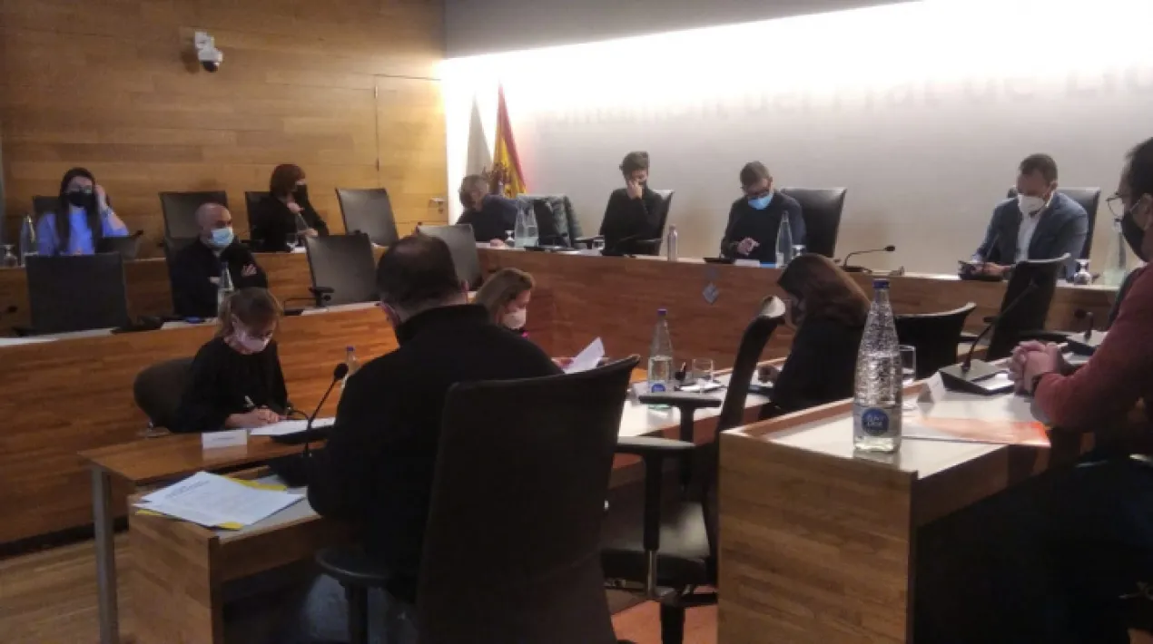  El ple municipal del Prat ha aprovat avui, dimecres 2 de febrer, una moció de suport a la reforma laboral, un dia abans que el Congrés voti si aprova finalment aquesta normativa, que té per objectiu recuperar drets que els i les treballadores havien perdut. La moció insta els grups polítics representats al Congrés a donar-hi suport demà.  Aquesta és la primera reforma de la llei laboral des de l’aprovada l’any 2012, sota el govern del PP.  Al ple del Prat, la moció s’ha aprovat amb els vots favorables dels grups El Prat En Comú, PSC i Podemos, l’abstenció de C’s i el vot contrari d’ERC. Segons el text de la moció, la reforma laboral que es porta a votació demà al Congrés “canvia la lògica evolutiva de la legislació laboral de més d’una dècada”, contribuint a generar ocupació de qualitat front a la “devaluació” dels drets dels treballadors i treballadores que ha suposat la normativa aprovada el 2012. La reforma que es votarà demà s’ha impulsat en el marc del diàleg social i és fruit de l’acord assolit pel govern espanyol amb els agents socials i la patronal. Entre els principals canvis de la reforma laboral, figura la recuperació de la ultraactivitat dels convenis col·lecius, per a la prórroga automàtica a la seva finalització fins que siguin substituits per d’altres de nous;  o la prevalença del conveni sectorial, de manera que el de les empreses de cada àmbit només pugui millorar-lo, però no rebaixar-lo. La reforma entén la relació laboral com a indefinida i, en aquest sentit, implica d’altres modificacions, com ara la reducció del període d’encadenament de contractes. També conté mesures per combatre els contractes en frau de lleu i convertir-los en indefinits, s’acaba amb la figura dels contractes d’obra i servei i es desincentiven els de curta durada. Així mateix, s’apliquen millores dels contractes de formació, per garantir que aquelles persones que facin pràctiques a les empreses vegin garantits els seus drets laborals. A més, l’actual ERTO es transforma en RED, figura amb què el treballador o treballadora podria mantenir la seva activitat a l’empresa, tot adaptant temporalment el seu tipus de jornada i cobrar una prestació social que evitaria que consumís la prestació d’atur. També es restringirien els acomiadament posteriors. Més enllà de la reforma laboral, la moció aprovada al ple del Prat tambe insta el Govern de l’Estat a continuar treballant per garantir l’ocupació estable de qualitat, amb especial atenció a dones i joves, i per aprofundir en el diàleg social per aconseguir nous acords per a la reducció de les desigualtats. Comença el procés per delimitar el Prat com a àrea de tanteig i retracte El ple municipal també ha aprovat avui de forma inicial la modificació del Pla general metropolità per a la delimitació del Prat de Llobregat com a àrea subjecta a tanteig i retracte, amb els vot favorable de tots els grups municipals, excepte de C’s, que s’ha abstingut. Quan entri en vigor aquesta mesura, que després de l’aprovació inicial ha de continuar la seva tramitació, l’administració tindrà preferència per adquirir aquells immobles (o solars) que es posin a la venda, amb la finalitat de poder ampliar el parc d’habitatge públic, social i assequible de la ciutat. Els propietaris que els posin a la venda ho hauran de notificar a l’Ajuntament. El consistori podrà adquirir els immobles o terrenys al mateix preu acordat abans (tanteig) o després (retracte) d’efectuar‐se la compravenda. Una de les principals finalitats d’aquesta mesura és que l’Ajuntament incrementi el patrimoni municipal de sòl i habitatge, per tal de poder ampliar el parc residencial destinat a polítiques socials. Però aquest no és l’únic objectiu: també es pretén evitar l’especulació immobiliària  i fer seguiment de la desqualificació dels habitatges de protecció oficial de promoció pública. Tot i que, a Catalunya, els habitatges de protecció oficial de nova construcció estan protegits de forma permanent des de finals de 2019 (segons el decret 17/2019),els que es van construir anteriorment es desqualifiquen després d’un període d’un màxim de 30 anys. El dret de tanteig i retracte es podrà exercir quan es facin transmissions de compravenda de diferents tipus d’habitatges i solars: habitatges de protecció oficial, terrenys sense edificar (solars, parcel·les…),terrenys amb edificacions en ruïnes o totalment desocupades, immobles en àrees declarades de rehabilitació i conservació i pisos procedents d’execucions hipotecàries o de procediments de compensació o garantia de deutes amb garantia hipotecària, entre d’altres. S’elaborarà d’ofici un cens, que s’actualitzarà periòdicament, on s’incorporaran els immobles i terrenys subjectes a dret de tanteig i retracte. L’Ajuntament del Prat exercirà el dret de tanteig i retracte a partir de criteris objectius basats en la disponibilitat pressupostària, els costos econòmics de l’adquisició dels habitatges, l’estat de conservació dels immobles o d’altres aspectes d’interès general. La delimitació del Prat com a àrea de tanteig i retracte és una de les línies d’actuació contemplades al Pla local d’habitatge 2021-2027, que va aprovar el ple municipal el passat mes de juliol després d’un procés participatiu. El pla consta d’un pressupost total de 25 milions d’euros, dels quals 16,5 euros estan adreçats a ampliar el parc d’habitatge públic, social i assequible. En el marc d’aquest eix d’actuació, el pla també preveu doblar el lloguer social i assequible a la ciutat, passant dels 329 pisos actuals a més de 600, entre d’altres mesures. El pla local també contempla tres eixos d’actuació més: rehabilitar i mantenir el parc d’habitatge, amb criteris d’eficiència energètica; prevenir i atendre l’exclusió residencial; i controlar el preu del lloguer i que es faci un bon ús dels habitatges. Cal recordar que el Prat també ha estat declarat àrea de mercat d’habitatge tens i, com a tal, s’hi pot aplicar la llei de regulació del preu del lloguer, aprovada al Parlament de Catalunya el setembre de 2020. Ratificada la modificació dels estatuts del CONGIAC, ens públic que agrupa diversos ajuntaments per a la gestió pública de l’aigua El ple del Prat també ratificat la modificació dels estatuts del Consorci per a la Gestió Integral d’Aigües de Catalunya (CONGIAC),ens públic que agrupa diversos ajuntaments per a la gestió pública de l’aigua. Aquesta modificació vol dotar de major seguretat a l’ens, davant de la “judicialització contínua” a què s’enfronta la gestió pública de l’aigua, per les empreses del sector que s’hi oposen. Un cop més, el Prat es mostra “inequívocament a favor de la defensa de la gestió pública de l’aigua”, segons ha expressat el regidor del Dret a l’aigua del consistori,  Francisco Manuel Lorenzo Gallardo. Han votat a favor d’aquesta modificació tots els grups municipals, excepte C’s, que s’ha abstingut.Veure més