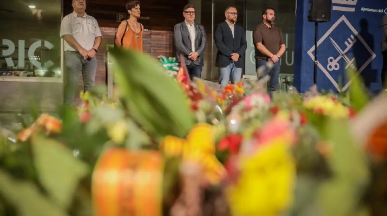  El Prat de Llobregat ha celebrat aquest dissabte al vespre la Diada Nacional de Catalunya amb un acte institucional i la tradicional ofrena floral a la plaça Mestre Estalella, que ha recuperat la normalitat després dels anys de pandèmia. En l'ofrena la qual han participat nombroses formacions polítiques i sindicals, així com entitats de caire molt divers de la ciutat.  Per part de l’Ajuntament del Prat, han assistit l’alcalde, Lluís Mijoler, i representats dels grups municipals de El Prat En Comú, Alba Bou; del PSC, Juan Pedro Pérez; d'ERC, Jordi Ibern; i de Podemos, Carmelo Declara. L’acte ha comptat amb actuacions musicals i de gegants, a càrrec de la Unió Filharmònica del Prat, l’Associació Gegantera Recreativa i l’Associació Gegantera Delta del Prat de Llobregat, i l’Associació Societat Coral Recreativa Lo Llobregat de Les Flors. S'han interpretat El cant de la Senyera i Els Segadors, així com la Sardana del Prat. Tot seguit podeu llegir el discurs que l'alcalde Lluís Mijoler ha adreçat en aquest acte amb motiu de l'Onze de Setembre: 