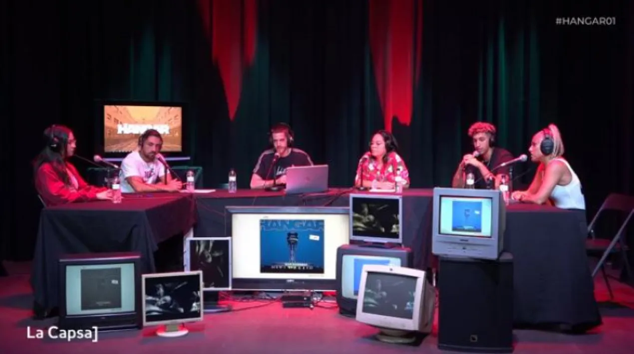 Ràdio Hangar es nodreix del talent local, de totes aquelles persones del Prat que hi vulguin participar. És una ràdio jove i comunitària, conduïda per la comunitat i feta per a gent de la comunitat. Podeu veure el segon episodi en el canal de YouTube de La Capsa. Veure més