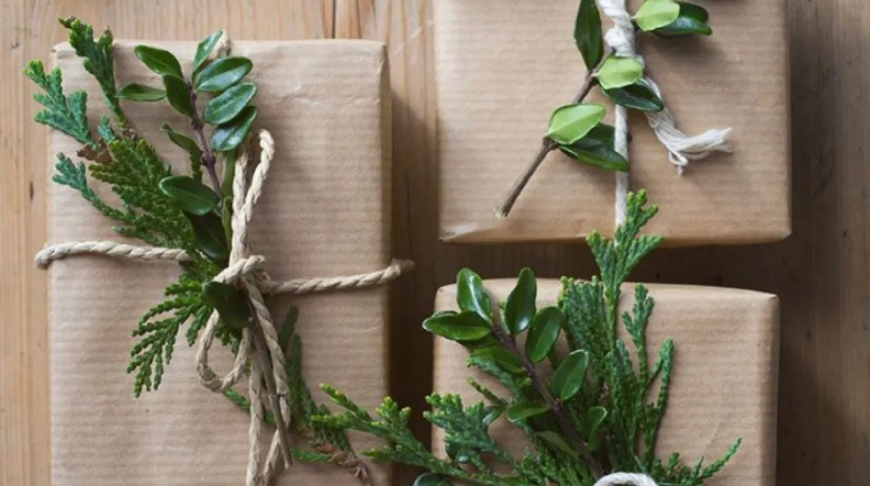 EMBOLICA ELS TEUS REGALS AMB M&Egrave;TODES SOSTENIBLES! Emboliquem el teus regals, donant suport als comer&ccedil;os locals i de manera sostenible, reutilitzant teles, amb la t&egrave;cnica&nbsp;furoshiki i sobres de paper de diari. Presenta el tiquet de compra de les botigues locals del Prat Dona a les teles m&eacute;s d&rsquo;una vida i reutilitza materials! Presenta el tiquet de compra de les botigues locals del Prat Dies 21, 22 i 23 de desembre de 17&nbsp;a 20 hores Dia 24 de desembre de 10&nbsp;a 14 hores&nbsp; Dia 4 de gener de 17 a 20 hores&nbsp; Dia 5 de gener de 10 a 14 hores Veure m&eacute;s