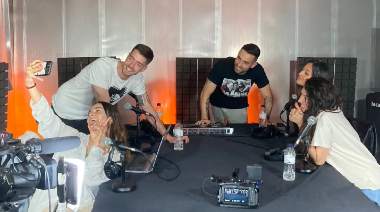 Ràdio Hangar es nodreix del talent local, de totes aquelles persones del Prat que hi vulguin participar. És una ràdio jove i comunitària, conduïda per la comunitat i feta per a gent de la comunitat. Podeu veure el cinqué pisodi en el canal de YouTube de La Capsa. Veure més