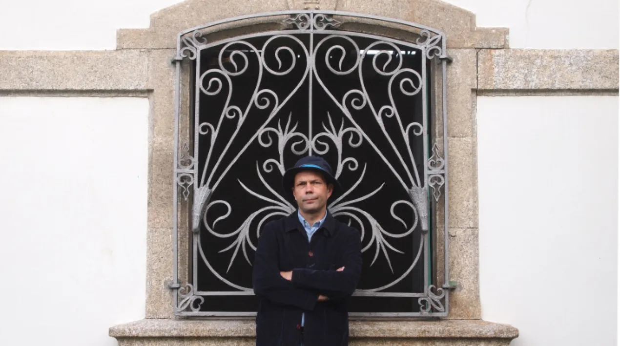 Diàlegs cicle de pensament contemporani Les ciutats i els barris perifèrics han estat lloc d’arribada més o menys acollidors amb els nou vinguts, per als qui l’experiència de l’emigració va sovint lligada a la idea de provisionalitat, a l’anhel de tornar “a casa” en algun moment, a la sensació de pèrdua de la vida que podria haver sigut al lloc d’origen, una vida no viscuda. Amb Xesús Fraga parlarem del que significa marxar i retornar, del viure i del sobreviure fora a partir del seu llibre Virtudes (y misteriós),amb el que l’any 2020 va guanyar el Premio Nacional de Narrativa. On és el nostre lloc al món? El triem o ens el troben? On és “casa”? Què vol dir “casa”? Xesús Fraga (Londres, 1971) és periodista i escriptor. Coordina la secció de cultura de La voz de Galicia. En gallec ha publicat llibres de relats, A-Z, novel·les, Solimán, i narrativa juvenil Reo. Ha traduït al gallec i al castellà llibres de Julian Barnes, Vladimir Nabokov, Jack Kerouac, Anne Fine, Roald Dahl, Edith Nesbit, Sylvia Plath i Robert Macfarlane, entre d’altres. La seva novel.la de no ficció Virtudes (e misterios),originalment escrita en gallec, va guanyar el Premio Blanco Amor i el Premio Nacional de Narrativa 2021. Aquesta obra tracta la petjada de l’emigració a la seva família després que el seu avi emigrés a Veneçuela i abandonés l’avia, que va buscar-se la vida a Londres, on va néixer l’autor. L’obra és un original retrat de l’emigració, amb la seves llums i ombres. Tota la informació del cicle a elprat.cat\dialegs. Més referències Twitter @FragaXesus  Articles a La Voz de Galicia Reportatge El Prat.Tv Arrenca el cicle “Diàlegs” per reflexionar sobre els grans temes contemporanisVeure més