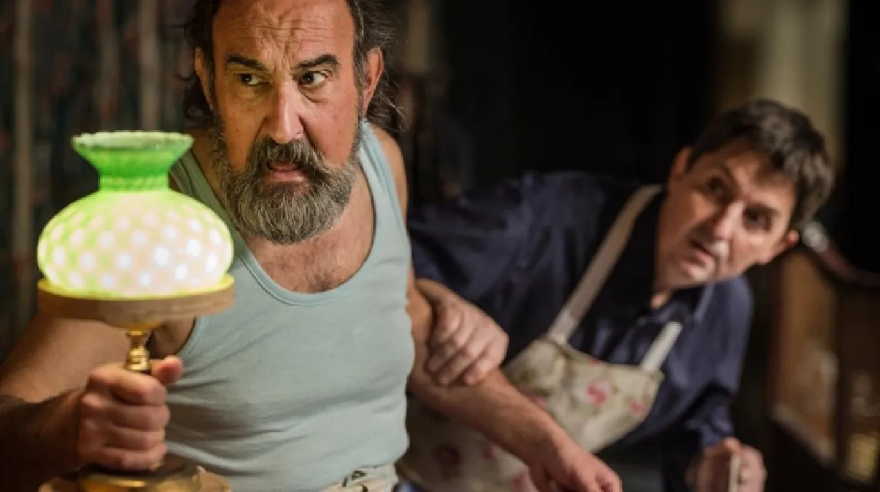 Polzet Iñaki Rikarte. Cia. ZUM-ZUM Teatre Són molts els temes que Perrault aborda amb aquest conte; la relació entre el bé i el mal, la generositat, la bondat, i sens dubte, el tema principal en la nostra versió: l’abandonament, perquè Polzet es contextualitza en una situació que estableix paral·lelismes molts clars i molt crus amb la societat actual. Qui busqui el Polzet de Perrault trobarà el que busca, com també ho farà qui desitgi trobar una visió nova i estimulant. Divertida per als nens i nenes i commovedora per als adults (o al contrari),presentem el conte a través de la relació d’un fill amb el seu pare. I és per això que aquest és un espectacle especialment ideat per a pares i fills, per a mares i filles (feu les combinacions que vulgueu). Segons diuen, els contes es van inventar per dormir els nens i despertar els adults, però …i si els pares fossin els nens i els fills els adults? Edat recomanada: a partir de 5 anysVeure més